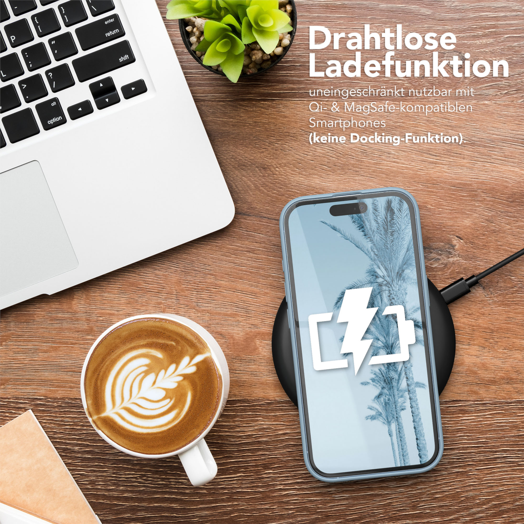 Ein Telefon auf einem kabellosen Ladegerät mit Kaffee, Laptop und Pflanze auf einem Holztisch.