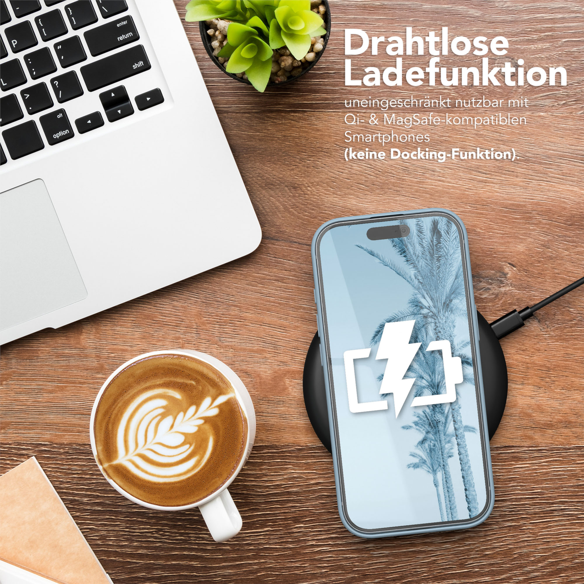 Ein Telefon auf einem kabellosen Ladegerät mit Kaffee, Laptop und Pflanze auf einem Holztisch.