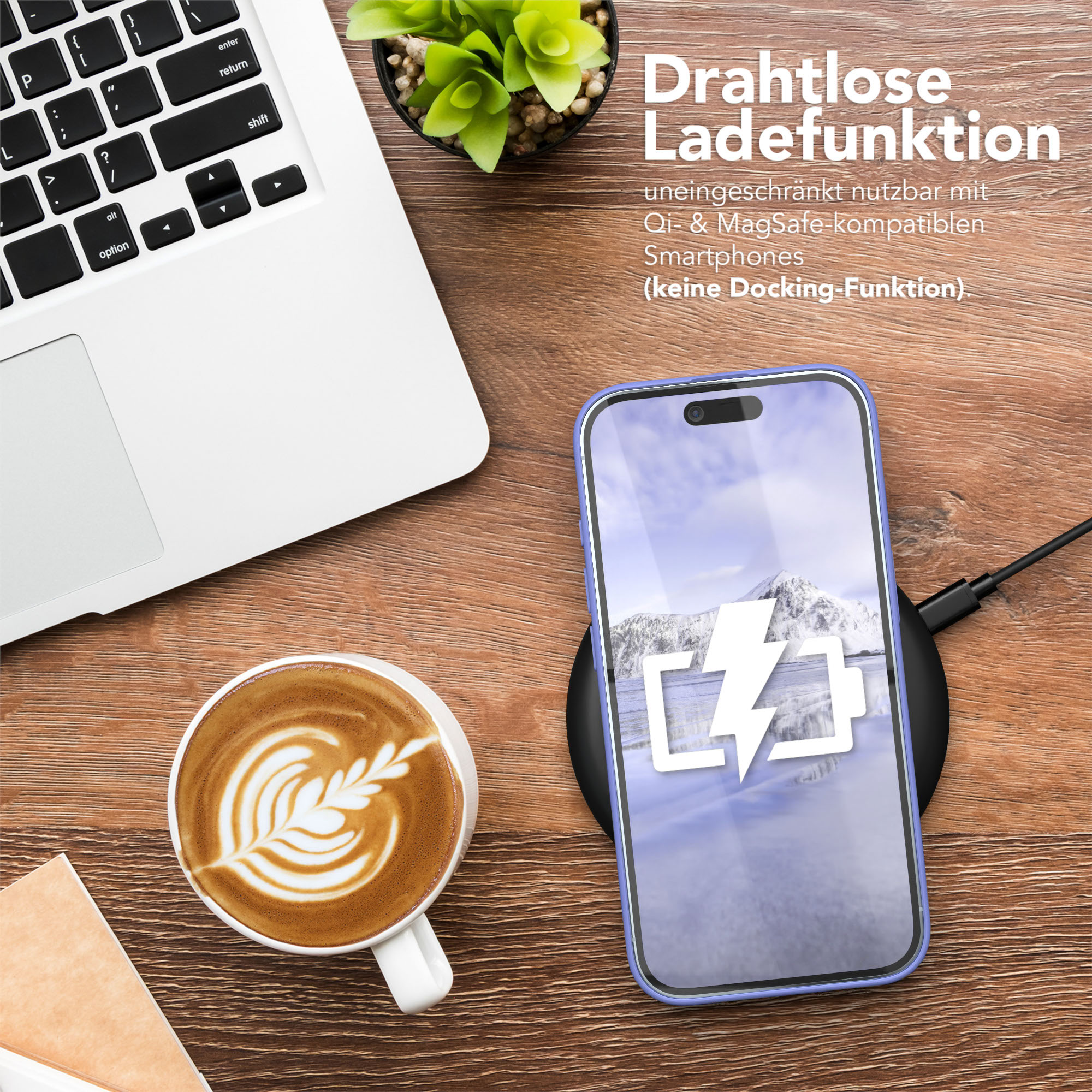 Ein Telefon, das kabellos geladen wird, neben einem Laptop und einem Kaffee. Das Telefon hat ein Blitzsymbol.
