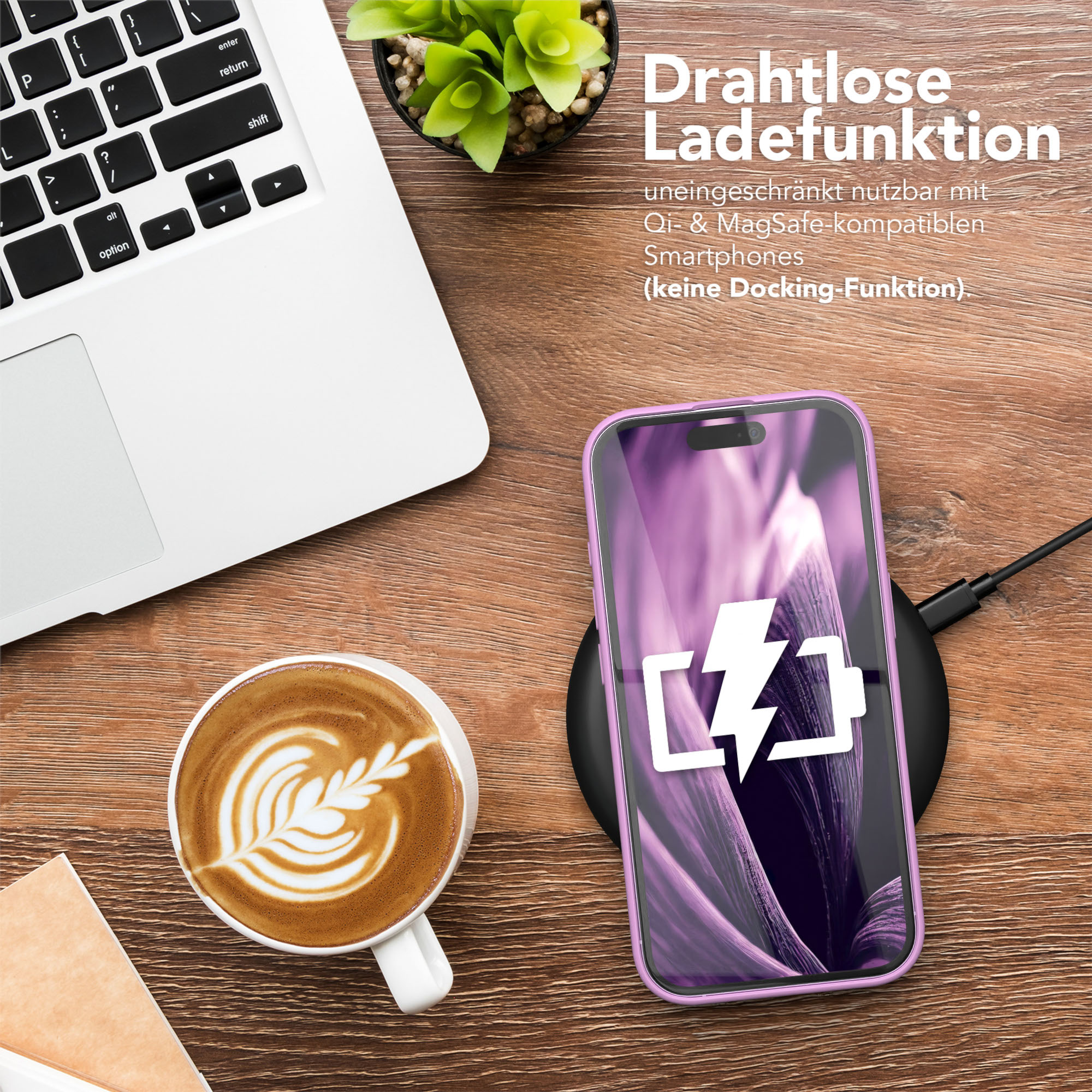 Ein Telefon auf einem kabellosen Ladegerät, Kaffee und ein Laptop liegen auf einem Holztisch. Das Telefon zeigt ein Ladesymbol.