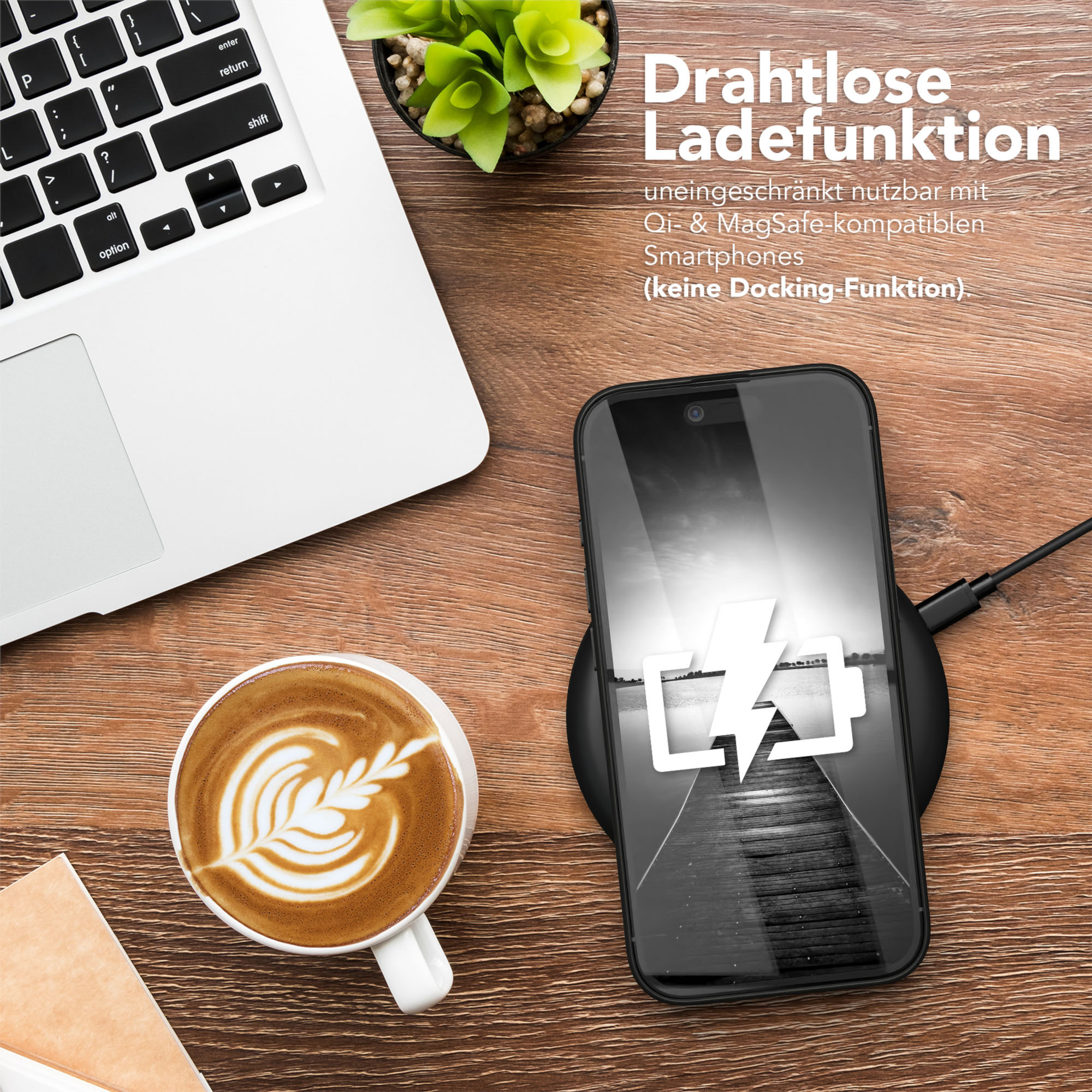 Ein Telefon auf einem kabellosen Ladegerät, ein Laptop und eine Kaffeetasse auf einem Holztisch. Das Telefon zeigt ein Ladesymbol.