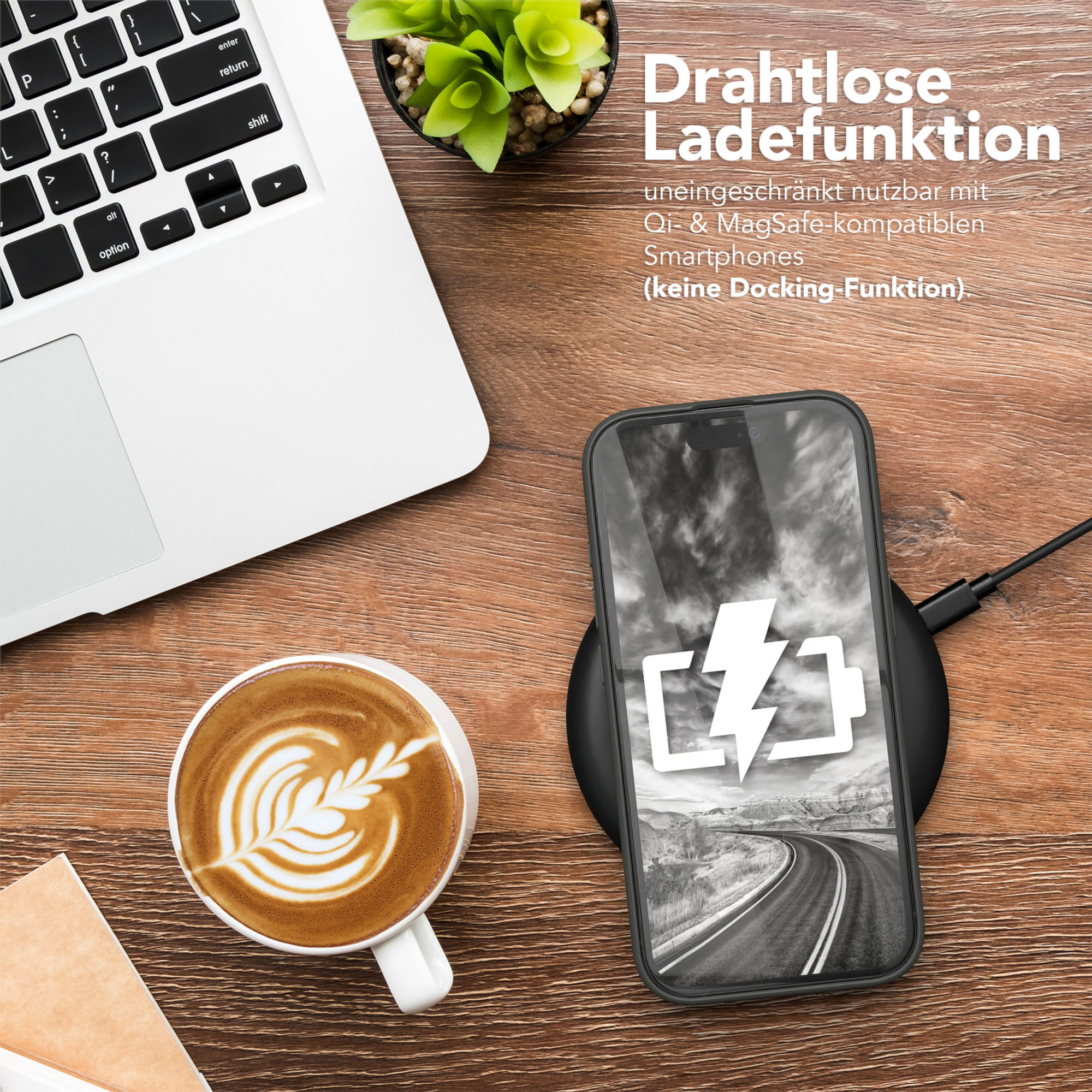Telefon lädt auf einem Pad, Kaffee, Laptop und Pflanze auf einem Holztisch. Telefon zeigt eine Straße.