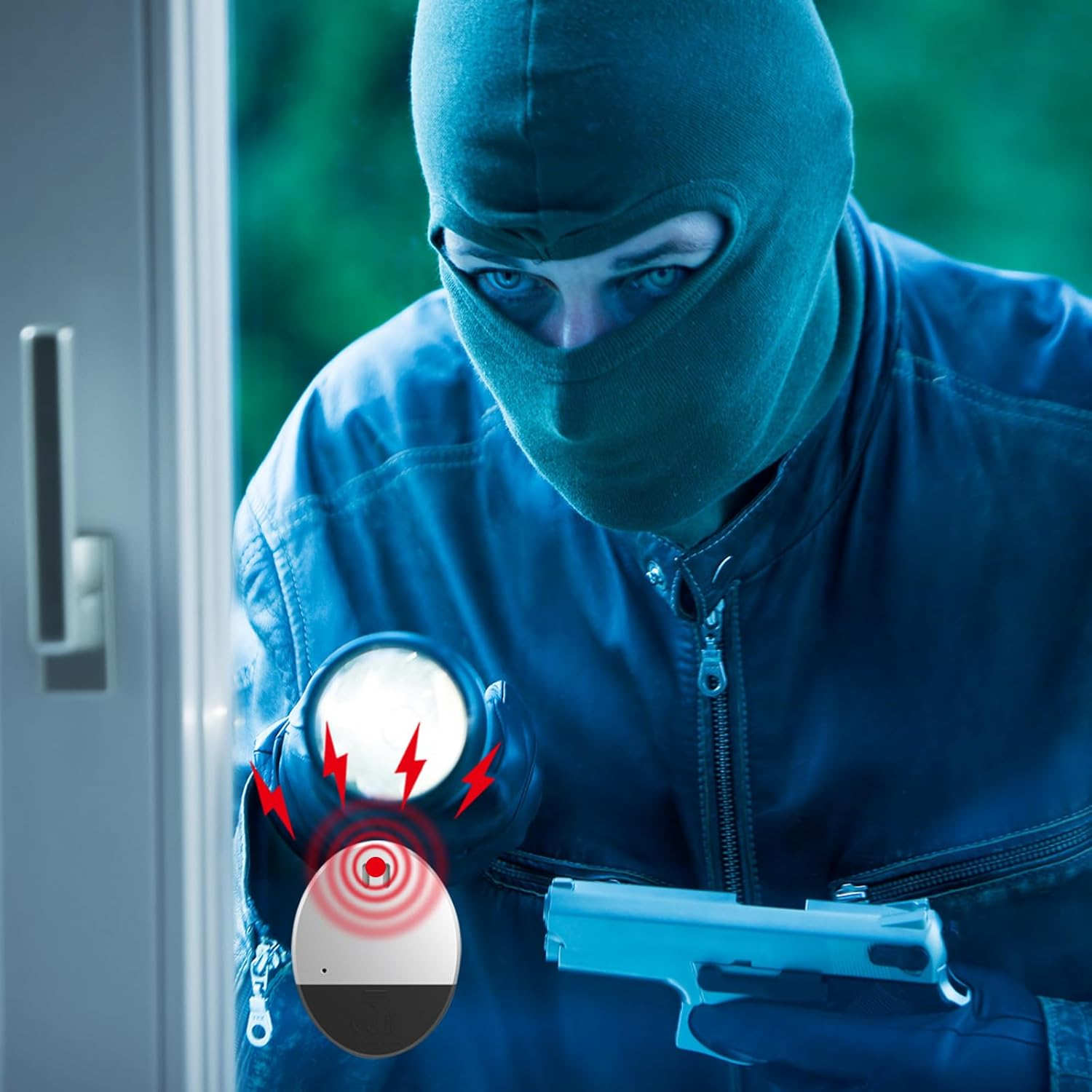Eine Person mit Sturmhaube hält eine Taschenlampe, ein Sicherheitsgerät und eine Waffe. Die Szene scheint sich an einer Tür abzuspielen, was auf einen möglichen Einbruch hindeutet.