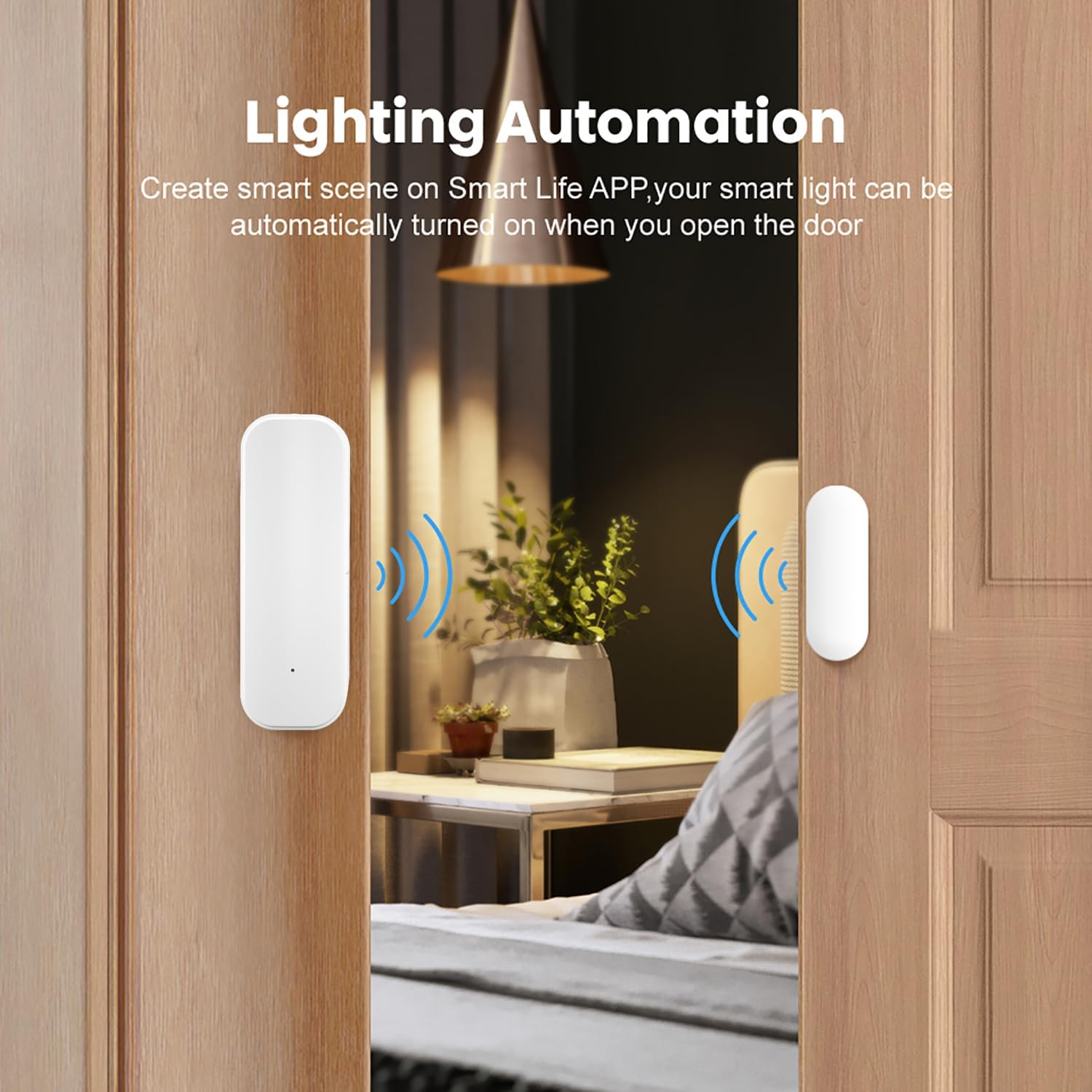 Zwei weiße Smart-Home-Sensoren an Holztüren. Text: Beleuchtungsautomatik. Hintergrund zeigt ein Zimmer mit Pflanzen und einem Bett.