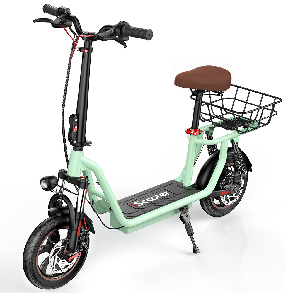 Un monopattino elettrico verde menta con sella marrone e cestino nero. Ha pneumatici neri e un faro. Lo sfondo è bianco.