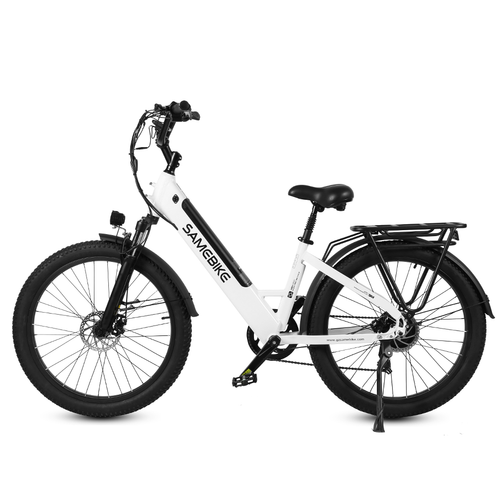 Una bicicletta elettrica SAMEBIKE bianca con pneumatici, sella e manubrio neri. Ha un portapacchi posteriore e si trova su sfondo bianco.