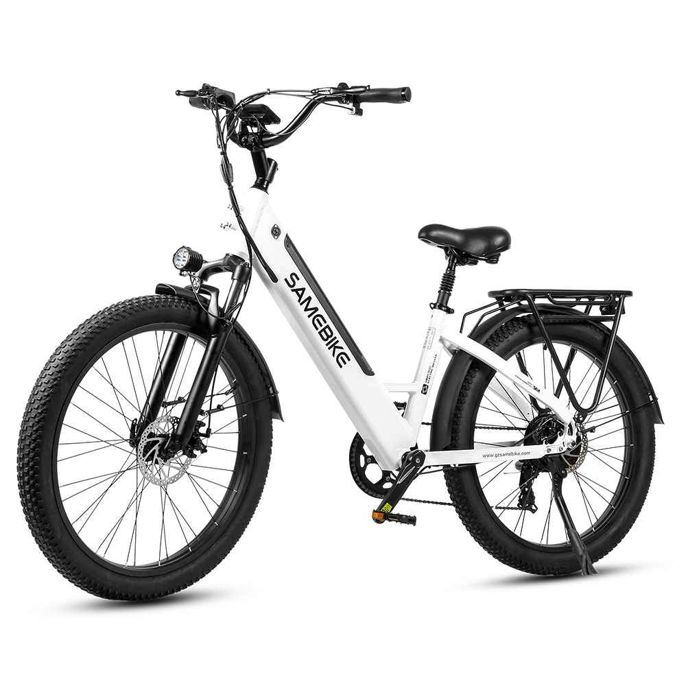 È esposta una bicicletta elettrica SAMEBIKE bianca. Ha pneumatici e componenti neri e un portapacchi posteriore. Lo sfondo è bianco.