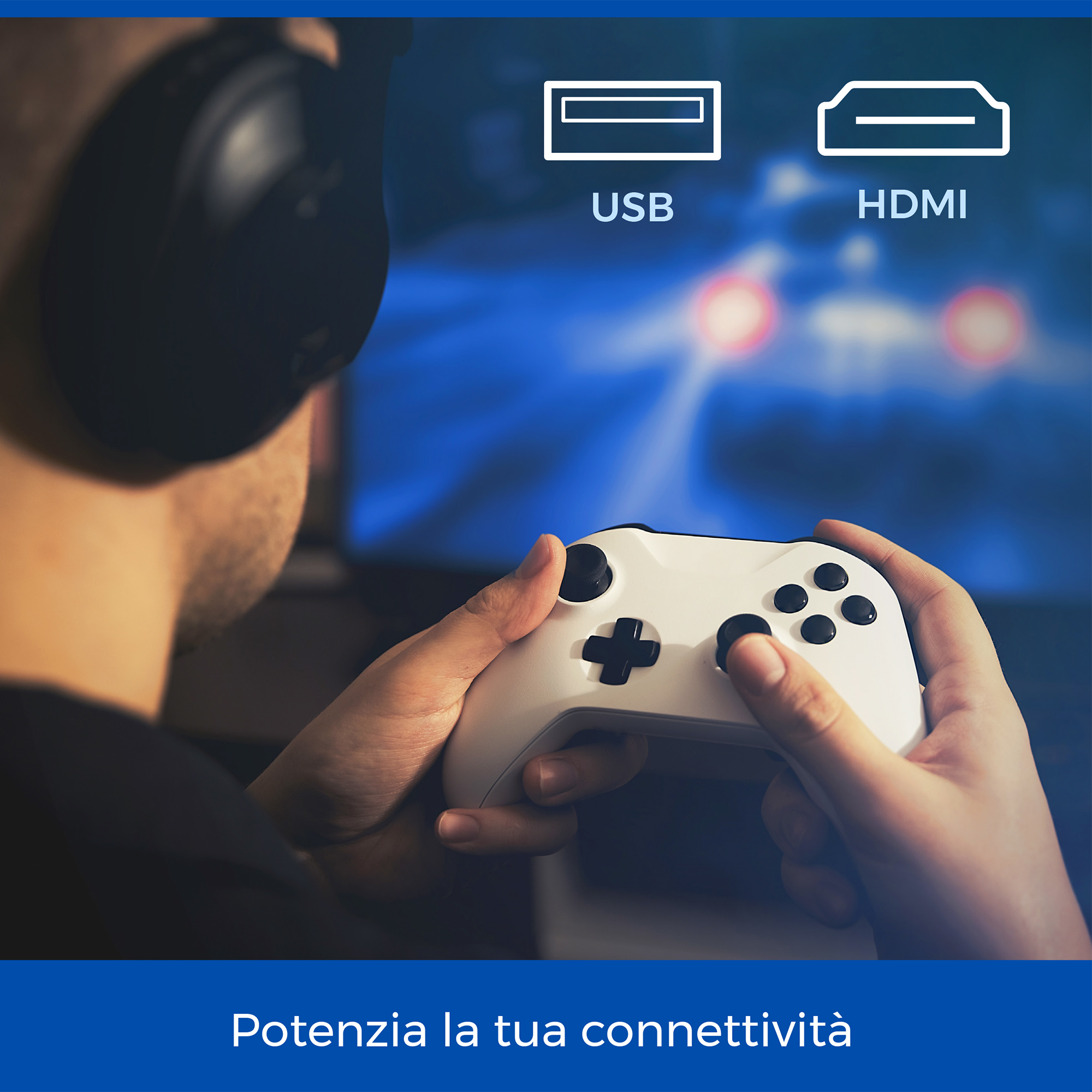 Person mit Kopfhörern hält einen weißen Gamecontroller. USB- und HDMI-Symbole befinden sich über dem Controller.