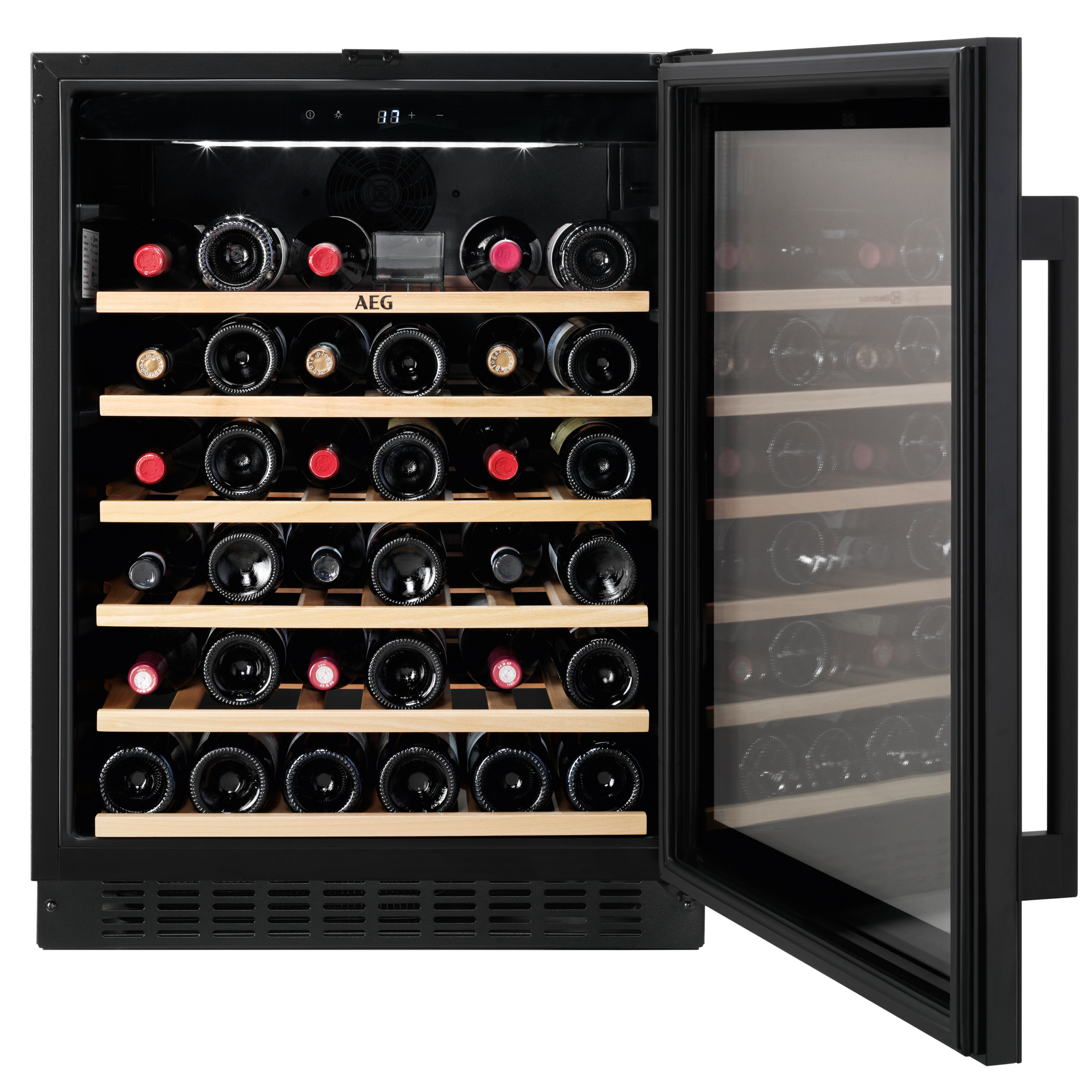 Una vinoteca con puerta de cristal abierta. Se ven botellas de vino en su interior. La nevera es negra con estantes de madera.