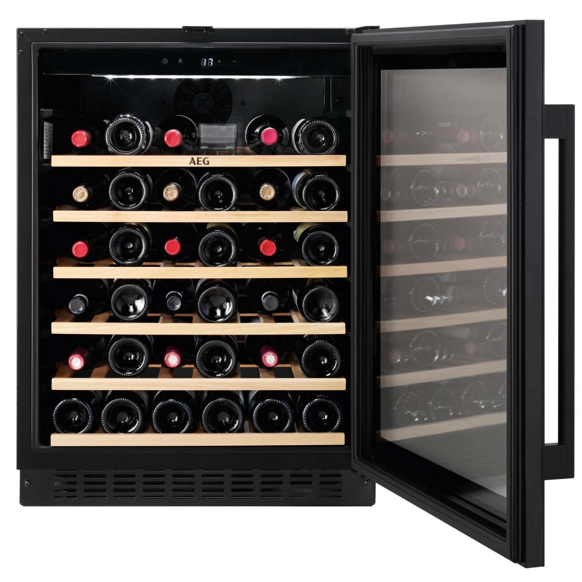 Un enfriador de vino con puerta de cristal abierta. En el interior, numerosas botellas de vino se almacenan en estantes de madera. El enfriador es negro.