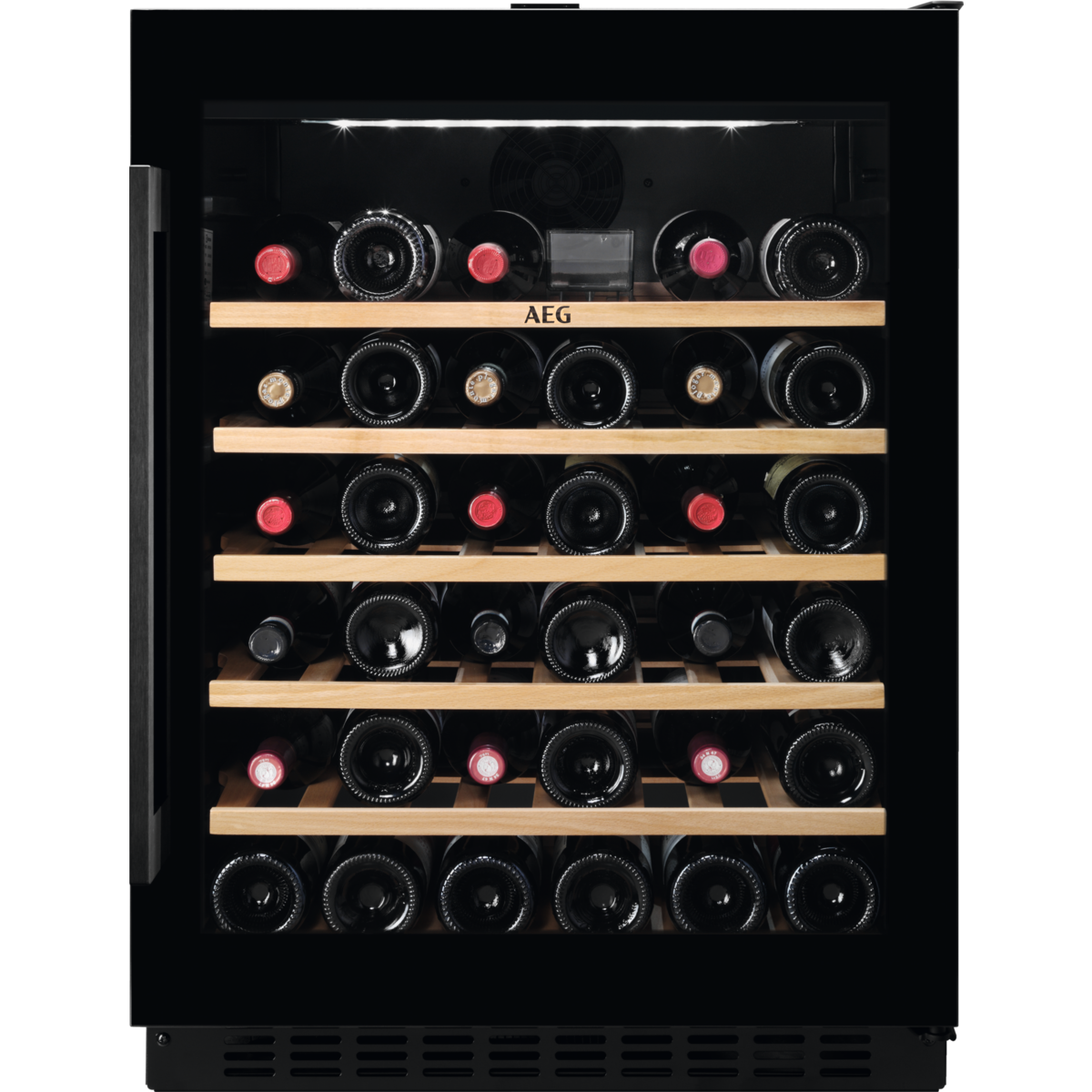 Una nevera de vino negra llena de muchas botellas de vino. El logo de AEG es visible. La puerta está abierta.