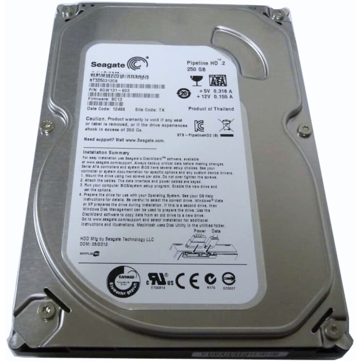 Un disco rigido Seagate Pipeline HD 2. È argentato con un'etichetta che riporta specifiche e avvertenze. Ha diverse viti.