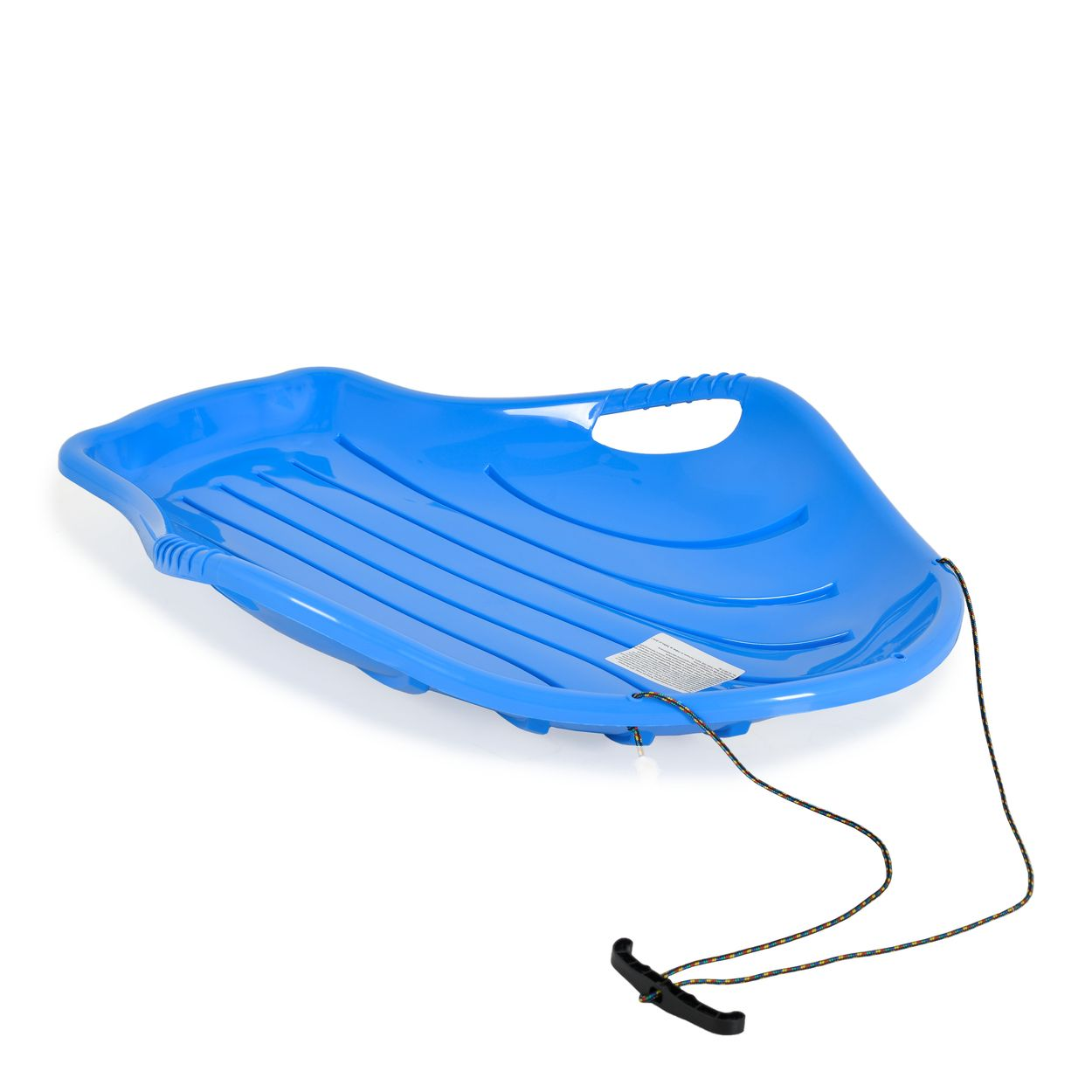 Uno slittino di plastica blu con corda e maniglia. Su sfondo bianco. Lo slittino ha scanalature e un'apertura per la maniglia.