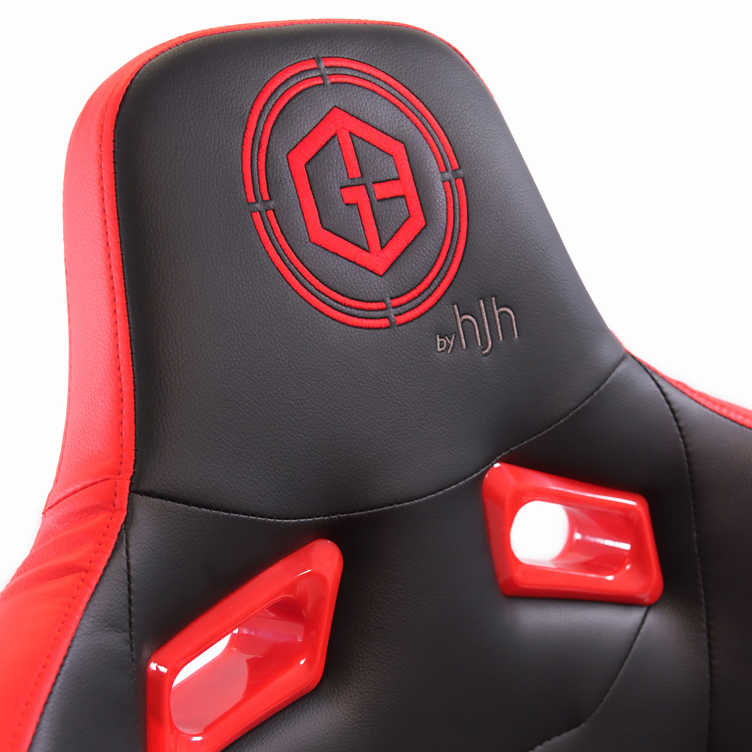 Nahaufnahme der Rückenlehne eines Gaming-Stuhls. Schwarzes und rotes Design mit rotem Logo und Akzenten. Text 'by hjh' darunter.