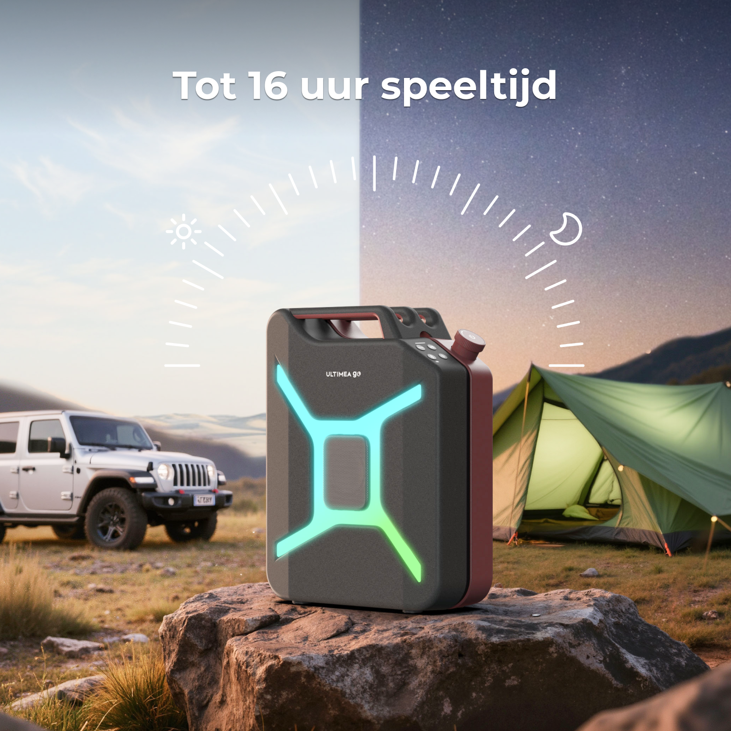 Een luidspreker, jeep en tent staan op een rots. De luidspreker heeft een logo en lichten. Dag en nacht zijn getoond.