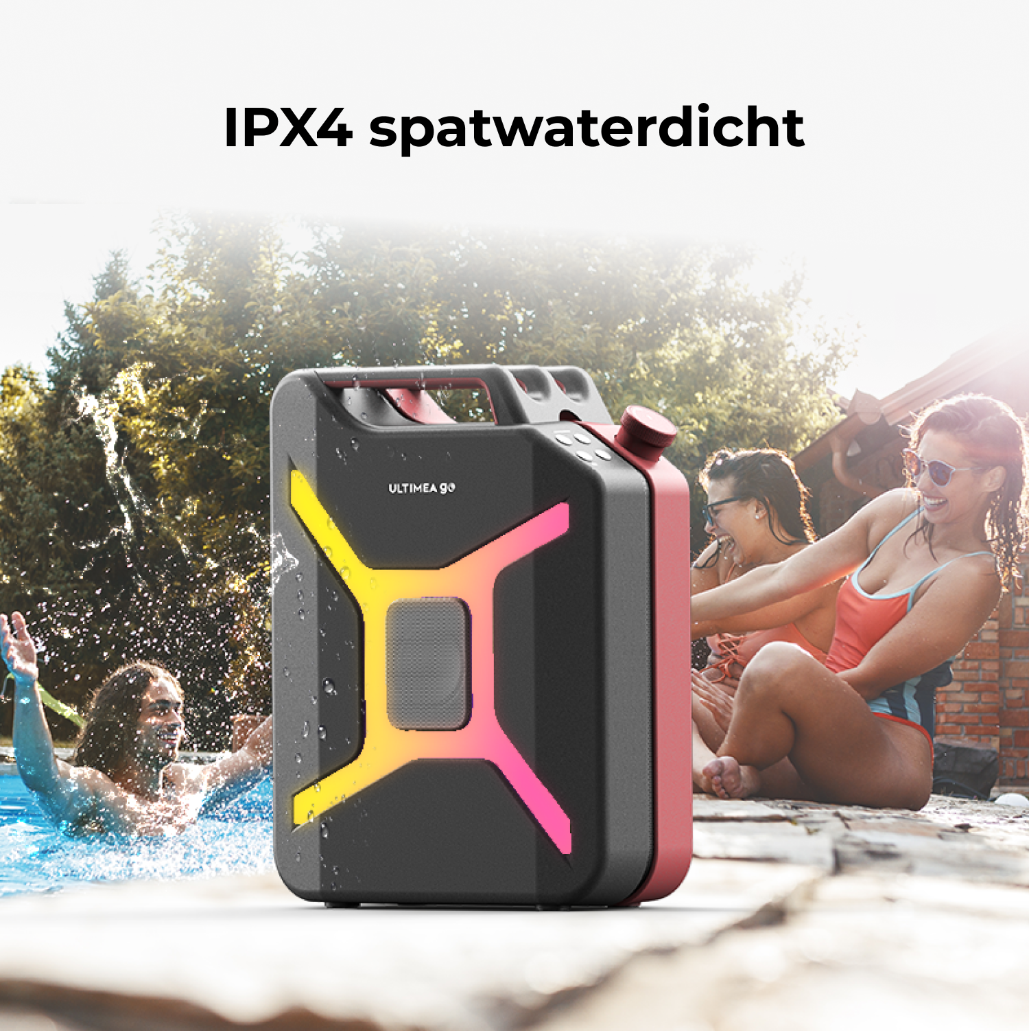 Een waterdichte luidspreker met gloeiende lichten, in de buurt van een zwembad. Mensen zwemmen en zonnen op de achtergrond. De tekst 'IPX4 spatwaterdicht' is zichtbaar.