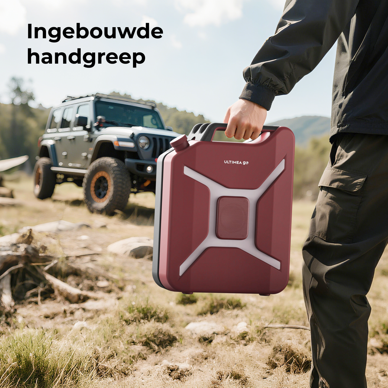 Een persoon houdt een rode container met een handvat vast. Op de achtergrond staat een Jeep. De scène speelt zich buiten af met gras en bomen.