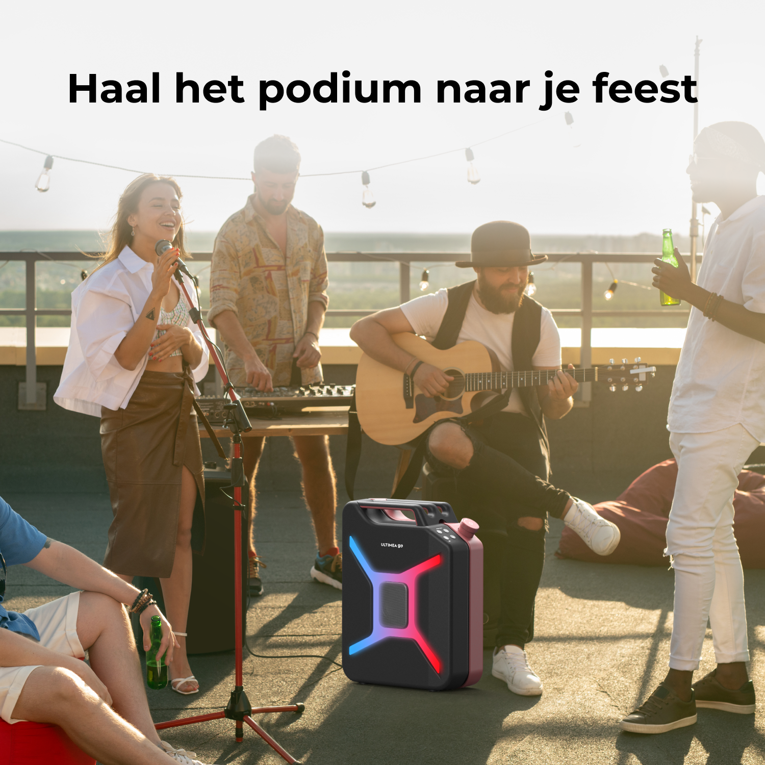 Een band treedt op op een dak. Een vrouw zingt, een man speelt gitaar, anderen kijken toe en houden drankjes vast. Een luidspreker staat op de voorgrond.