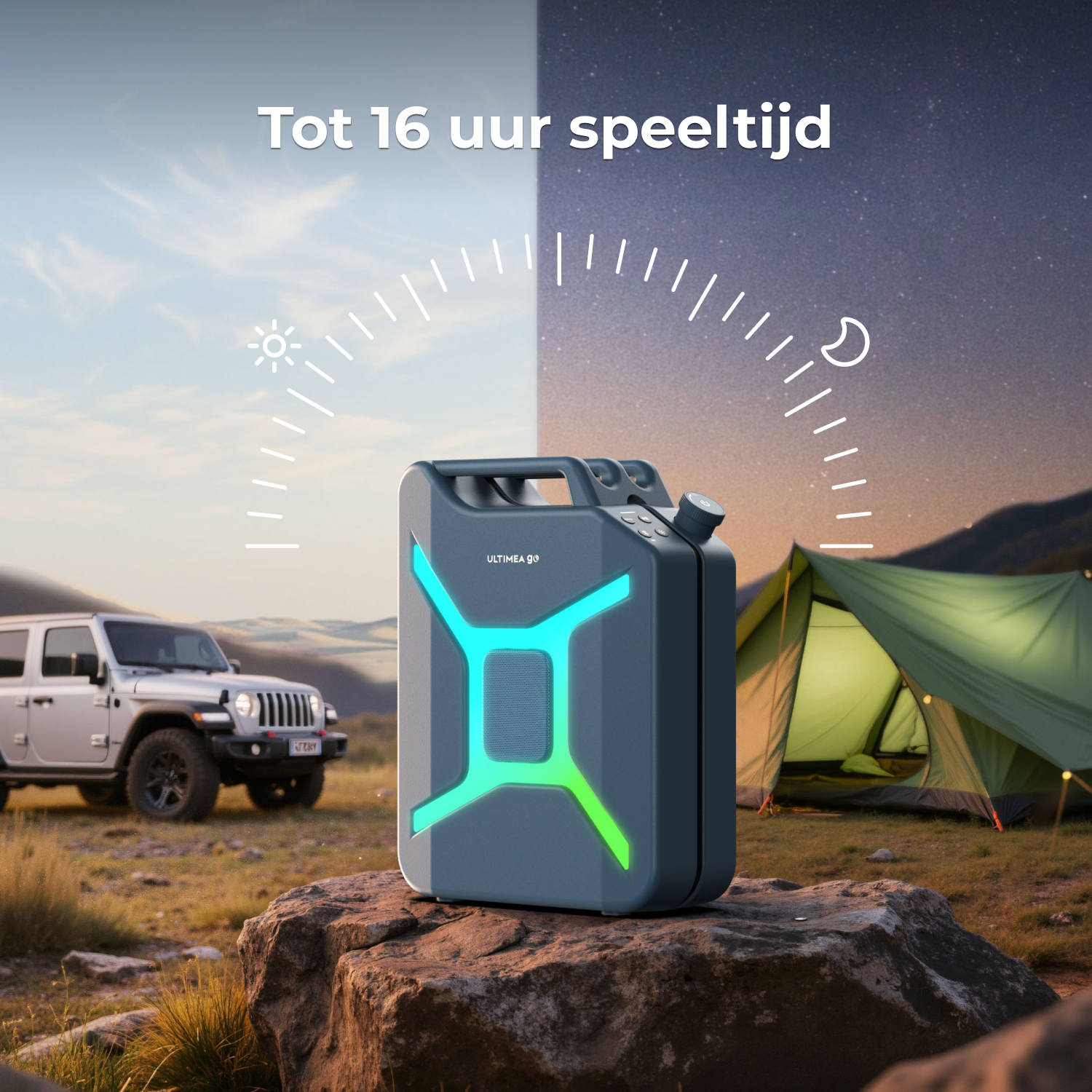 Een speaker met groen en blauw licht. Een jeep en een tent staan op de achtergrond. De lucht toont dag en nacht.