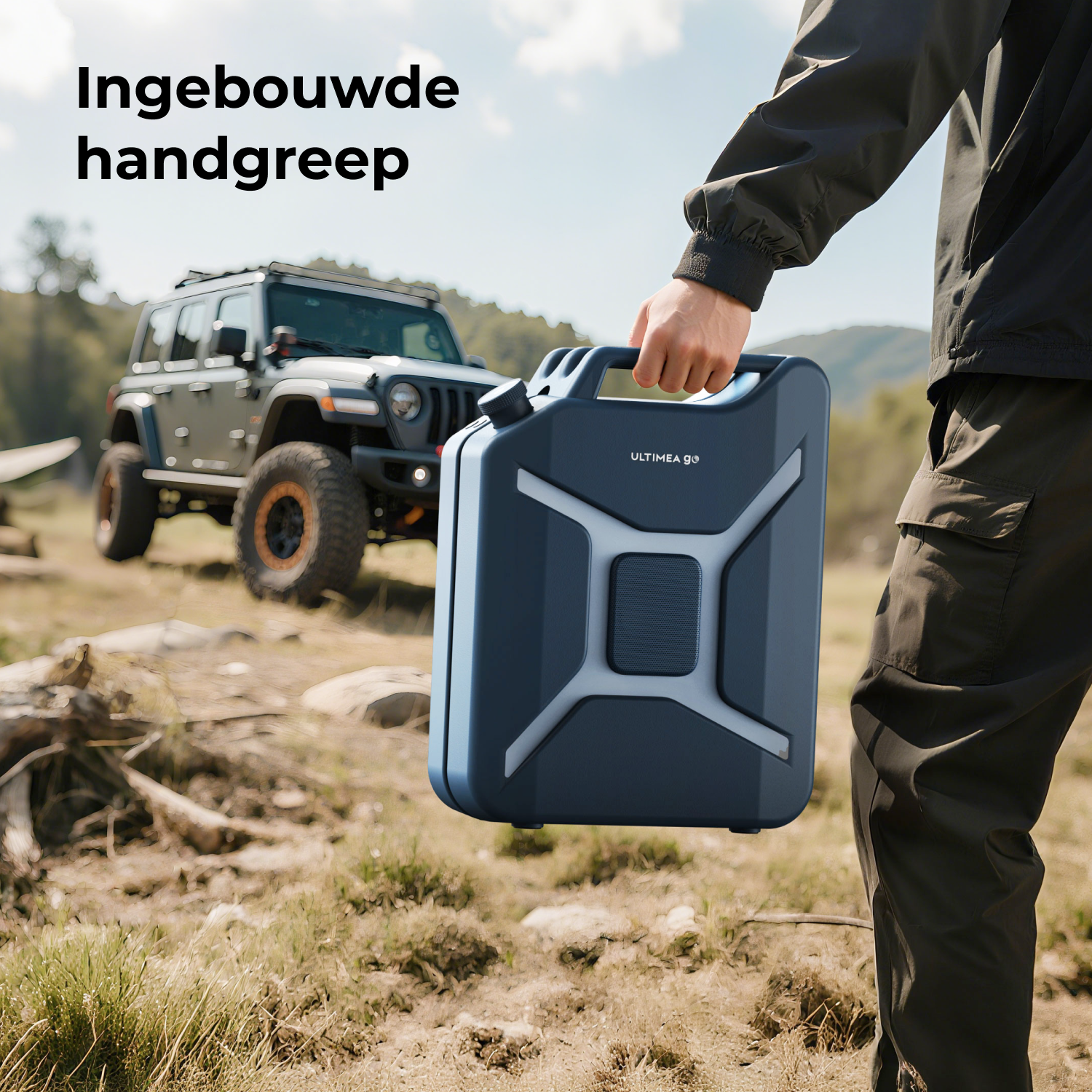 Een persoon houdt een donkerblauwe brandstofcontainer met een handvat vast, een Jeep op de achtergrond.