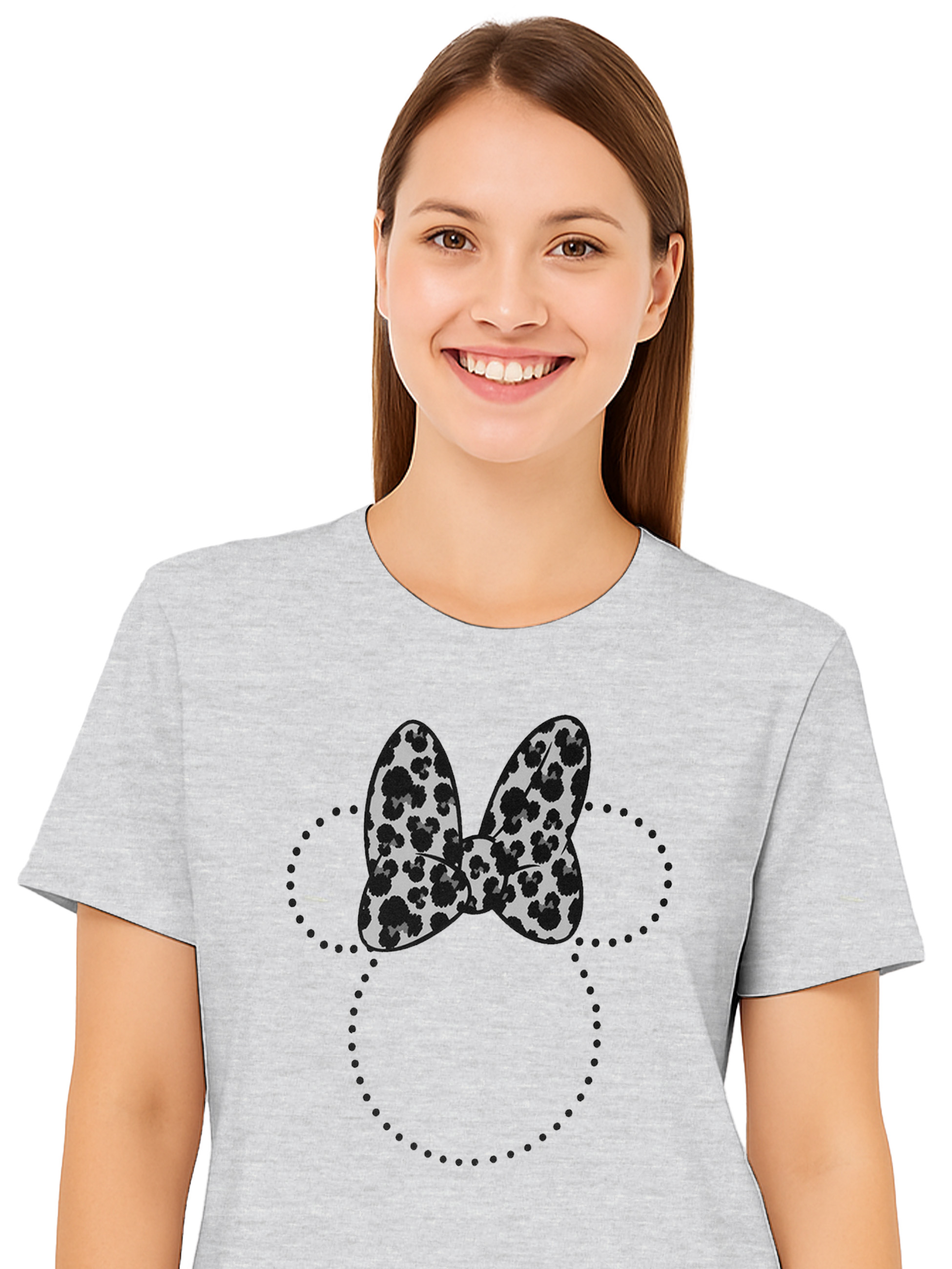 Eine lächelnde Frau trägt ein graues Hemd mit einem Minnie-Mouse-Schleifendesign.