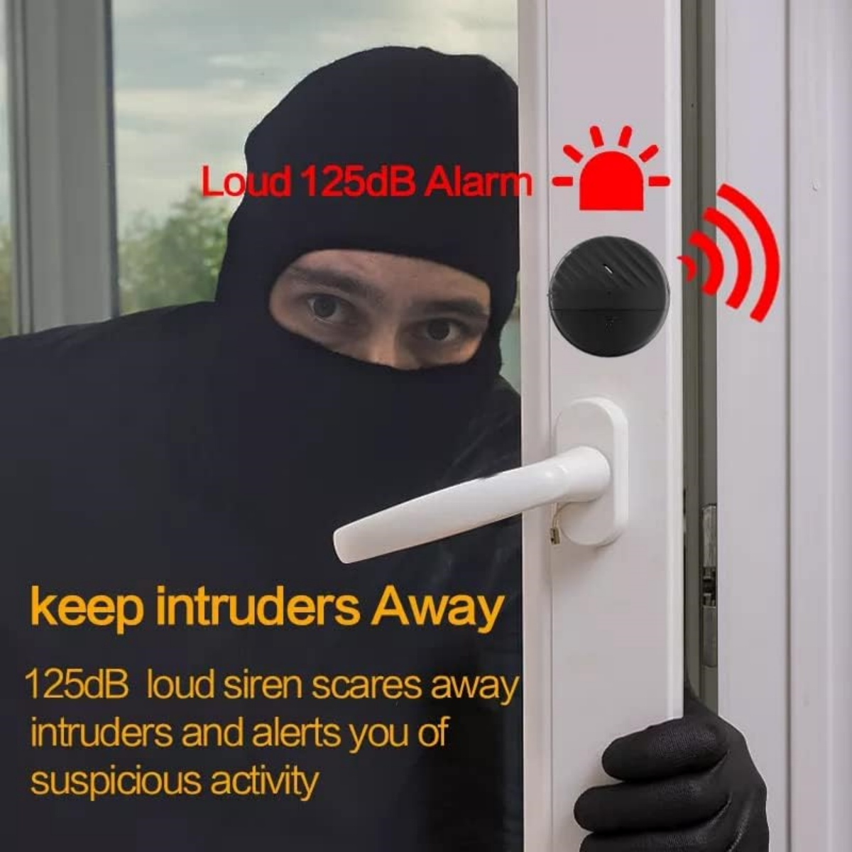 Eine Person mit schwarzer Maske öffnet eine Tür mit weißem Griff. Über einem schwarzen Gerät befindet sich ein rotes Alarmsymbol.