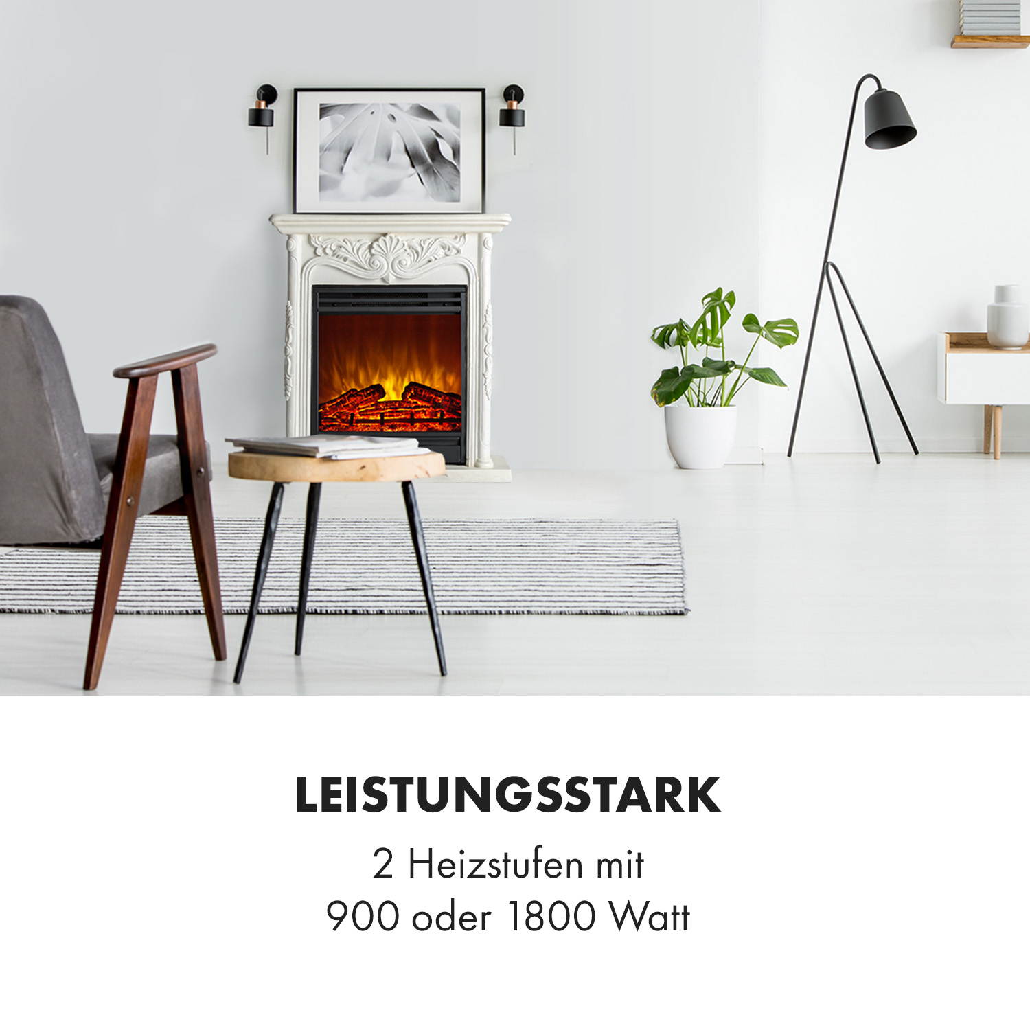 Ein modernes Wohnzimmer mit Kamin, Sessel, Lampe und Pflanze im weißen Topf, mit dem Text 'LEISTUNGSSTARK'.