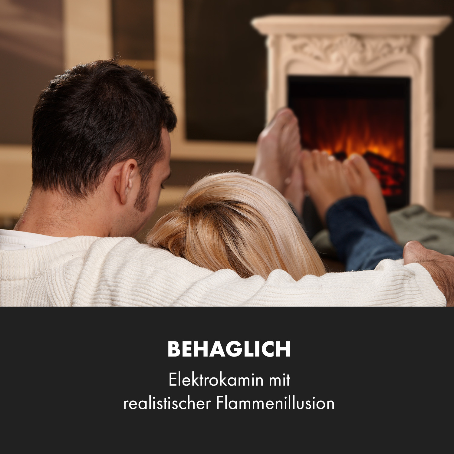 Ein Paar entspannt sich vor einem Kamin. Der Mann ist abgewandt, der Kopf der Frau ruht auf ihm. Text unten: BEHAGLICH.