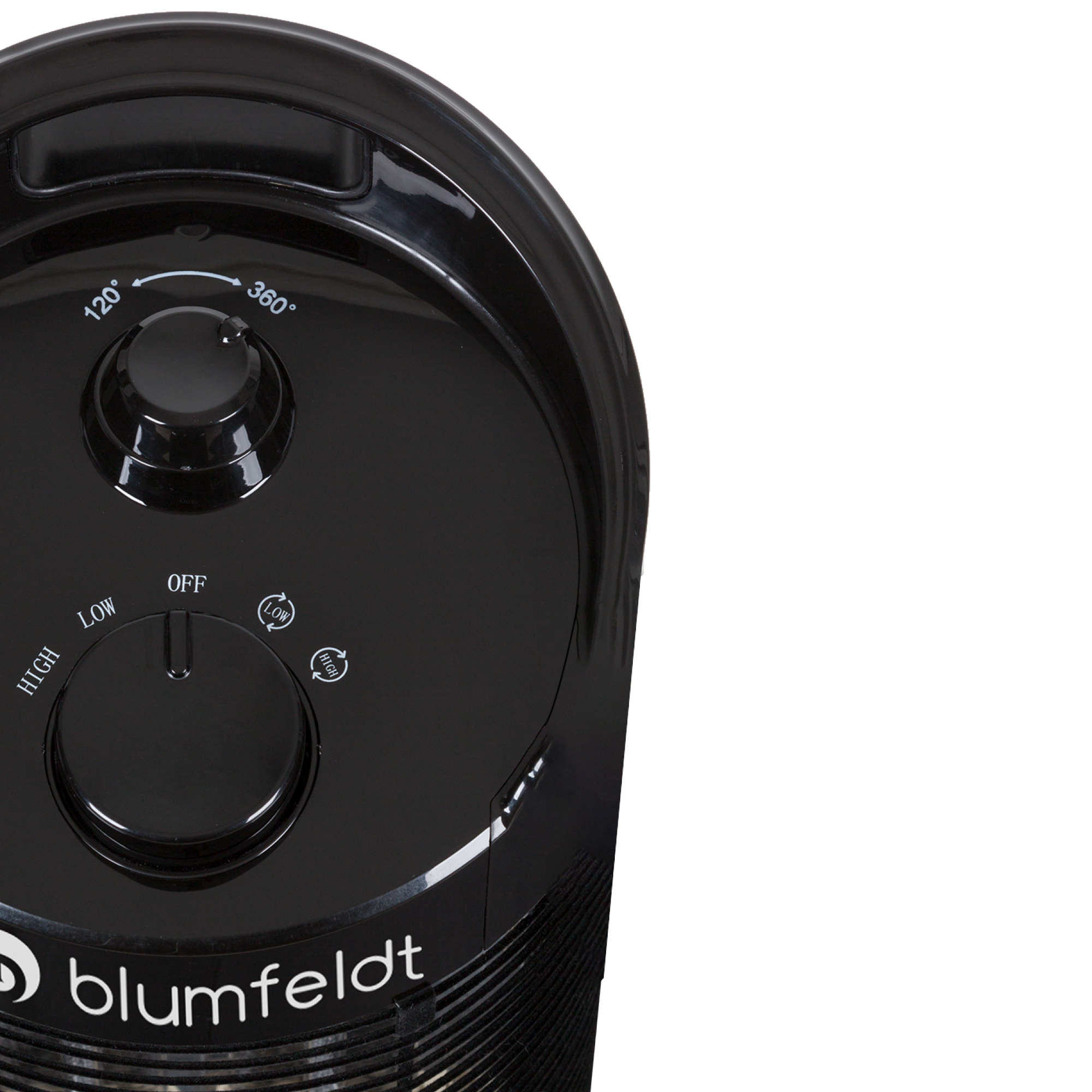 Primo piano del pannello di controllo di un ventilatore nero con manopole per 120°/360° e impostazioni Alto/Basso. Visibile il marchio 'blumfeldt'.