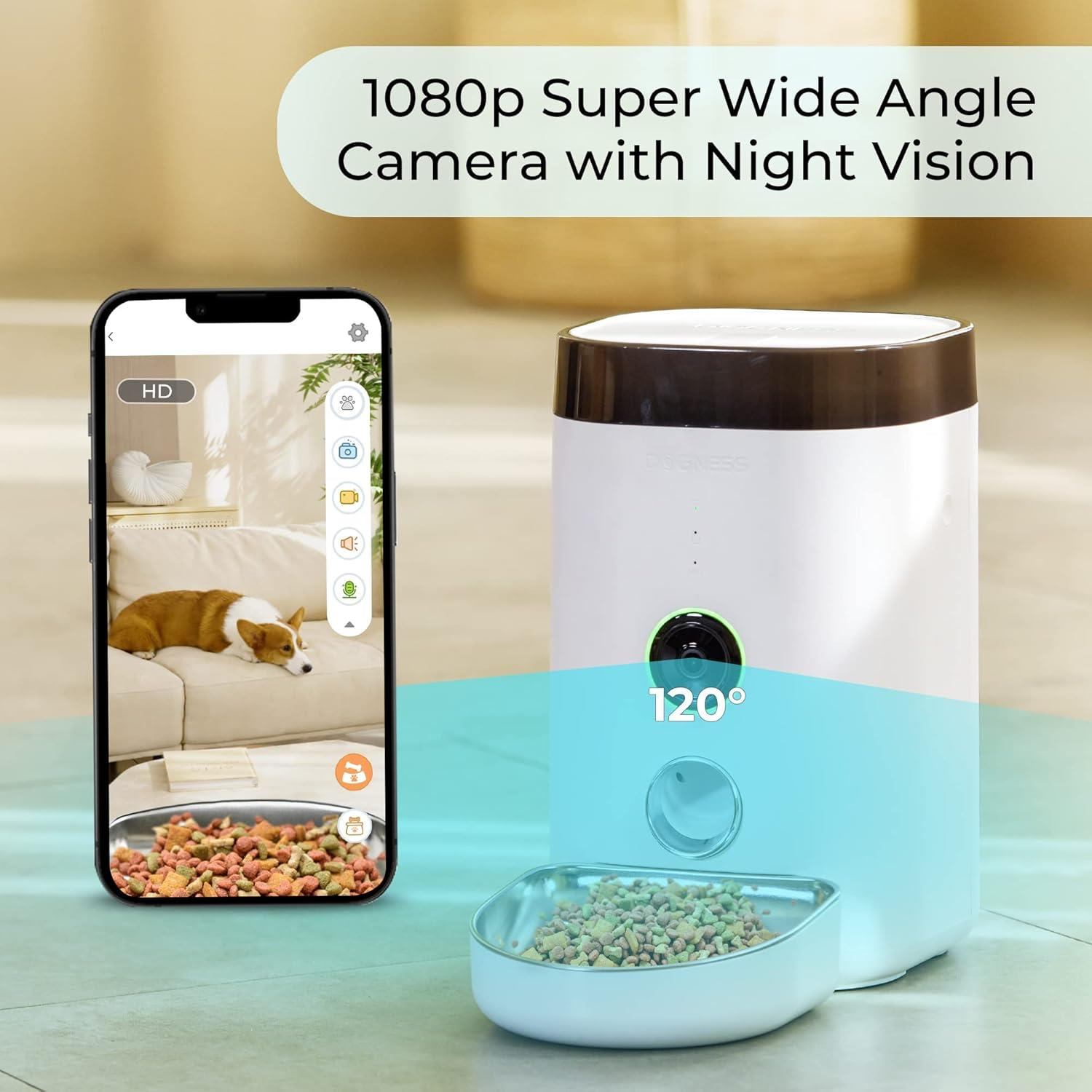 Bir köpek gösteren bir telefonla beyaz ve kahverengi bir evcil hayvan besleyici. Metin şöyle diyor: 'Gece Görüşlü 1080p Süper Geniş Açılı Kamera'.