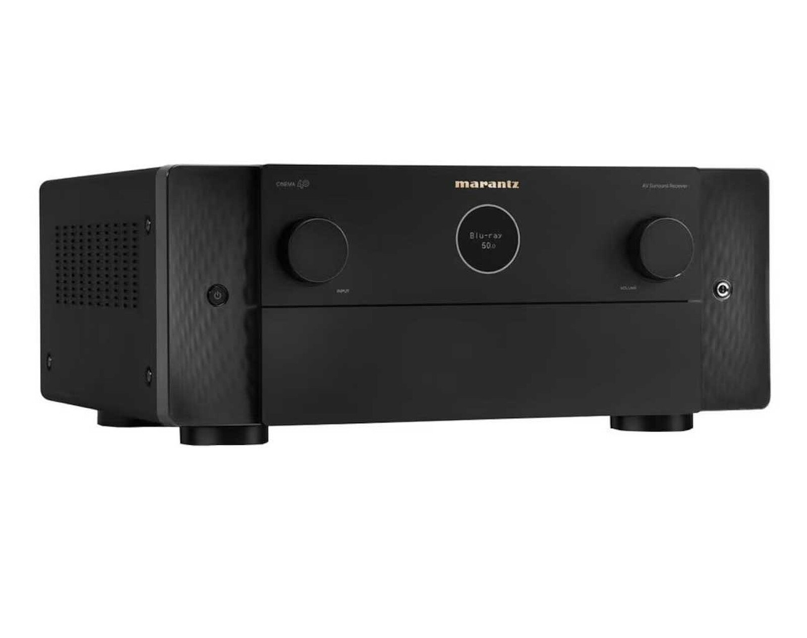 Siyah Marantz AV alıcısı. Düğmeleri, ekranı ve Blu-ray logosu var. Arka plan beyaz.