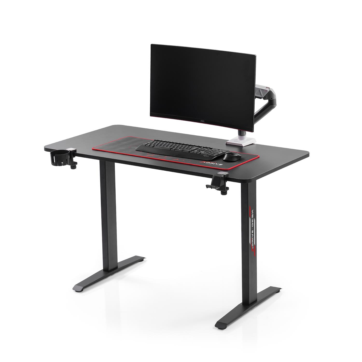 Monitör, klavye ve fare bulunan siyah bir bilgisayar masası. Kırmızı kenarlı bir mousepad ve bir bardak tutucuya sahip.