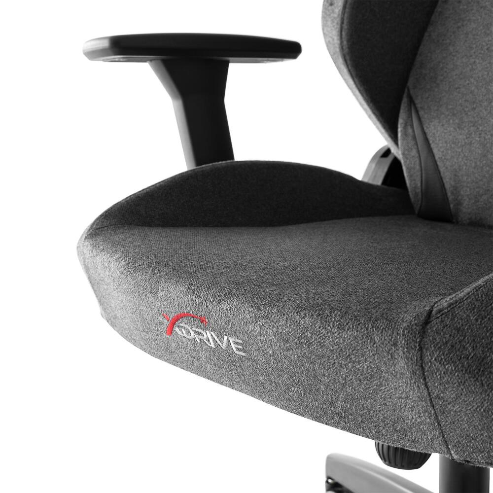 Siyah kolçaklı gri bir ofis sandalyesinin yakın çekimi. 'DRIVE' kelimesi koltukta görülebilir.
