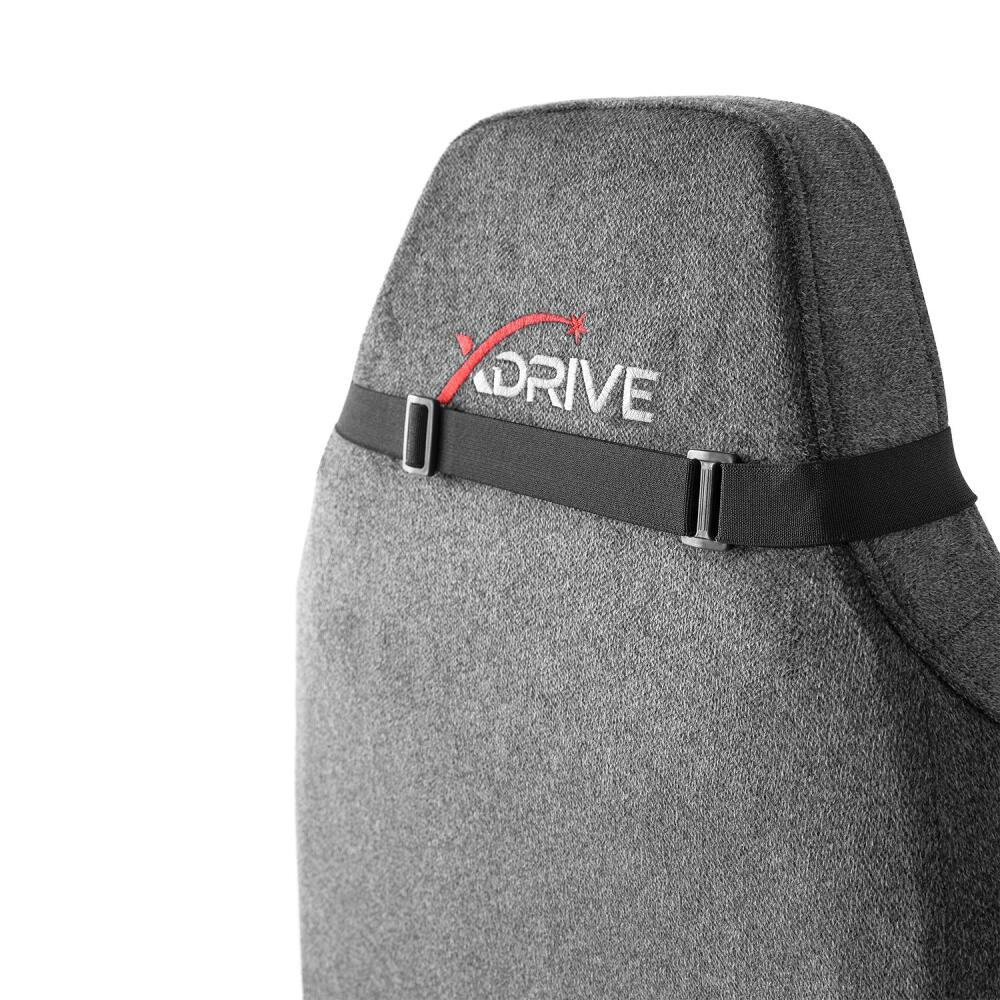 "DRIVE" kelimesinin beyaz ve kırmızı renkte yazılı olduğu gri bir sandalye sırtı. Arkadan bir toka ile geçen siyah bir kayış.