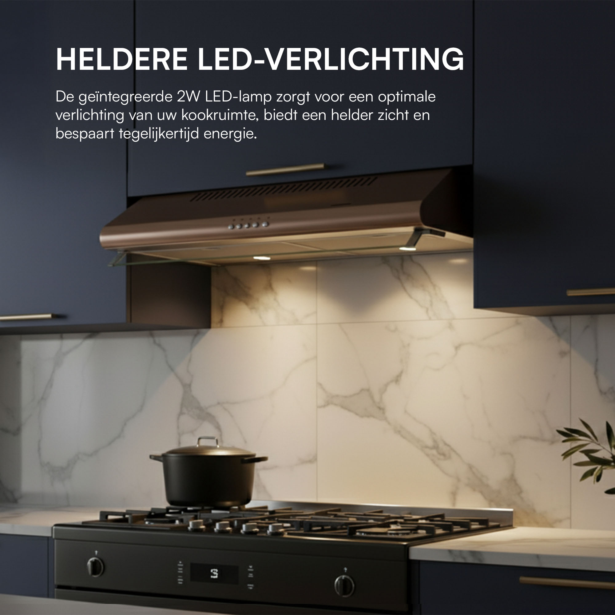 Küche mit Dunstabzugshaube, Herd und Marmorspritzschutz. Ein Topf steht auf dem Herd. LED-Leuchten sind an.