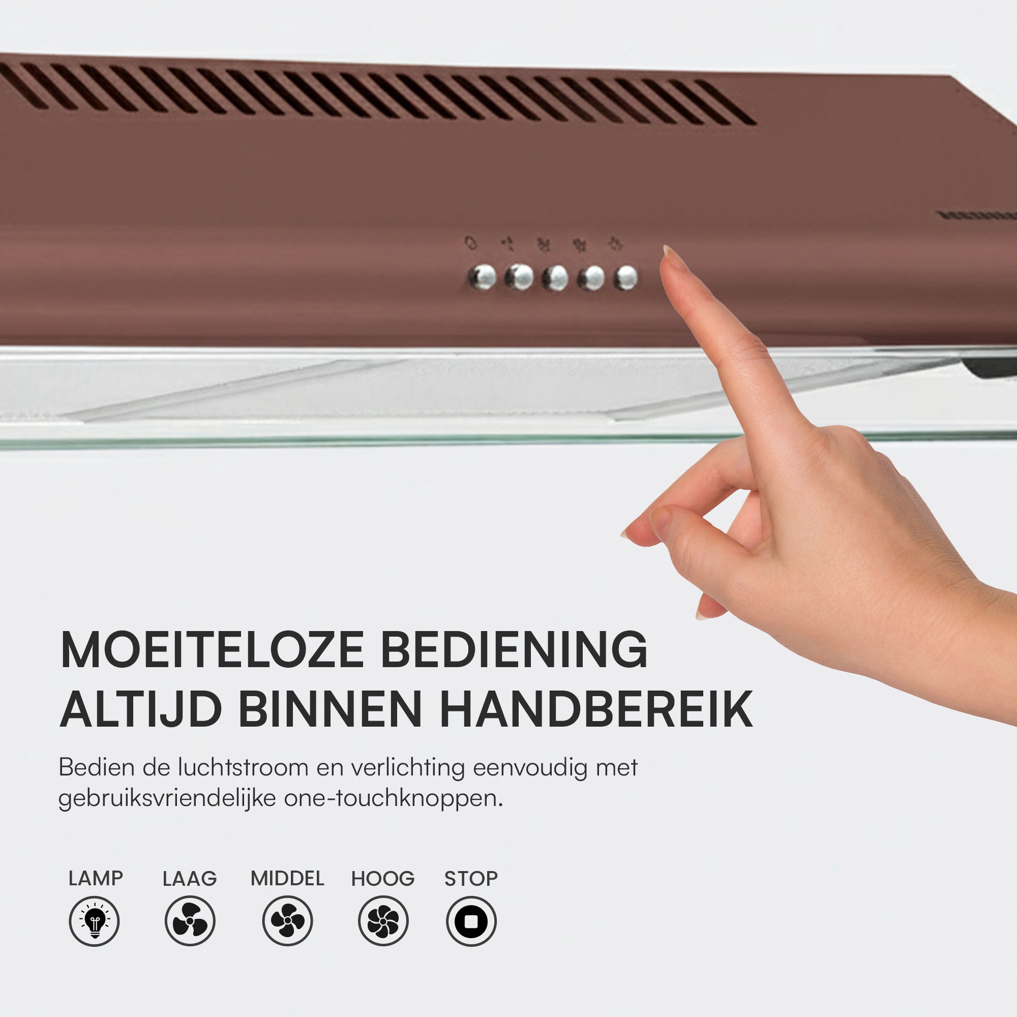 Eine Hand berührt ein Bedienfeld einer Dunstabzugshaube mit Tasten für Lampe, Lüftergeschwindigkeiten und Stopp. Die Haube ist braun.