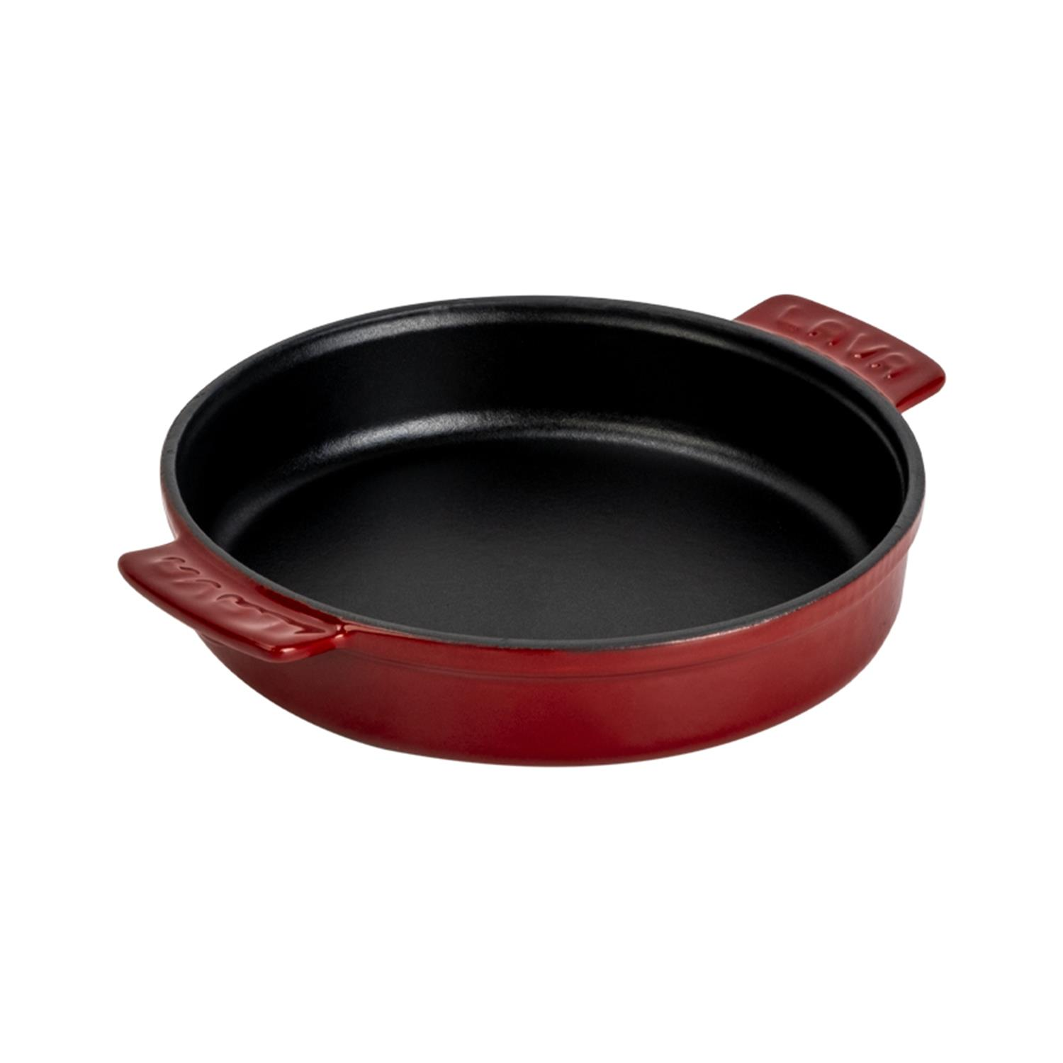 Siyah iç kısma sahip kırmızı bir Staub yuvarlak cocotte tavası. İki kulpu vardır, beyaz bir zeminde.
