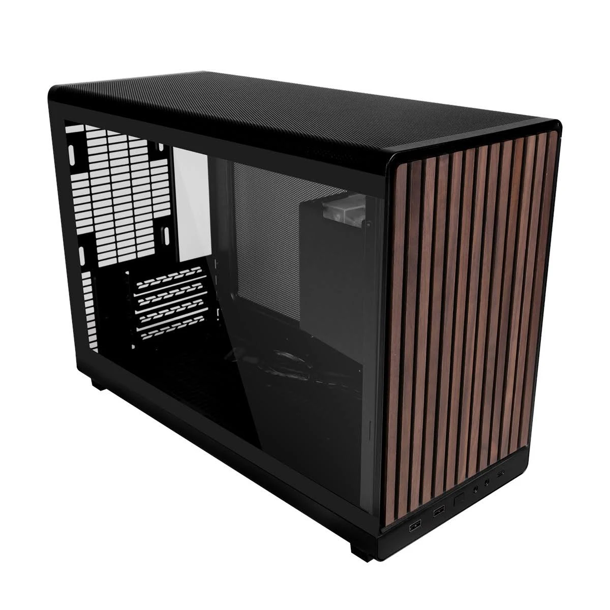 Un case per computer con telaio nero e pannello di vetro, pannello frontale in legno e parte superiore nera strutturata. Il case è su sfondo bianco.