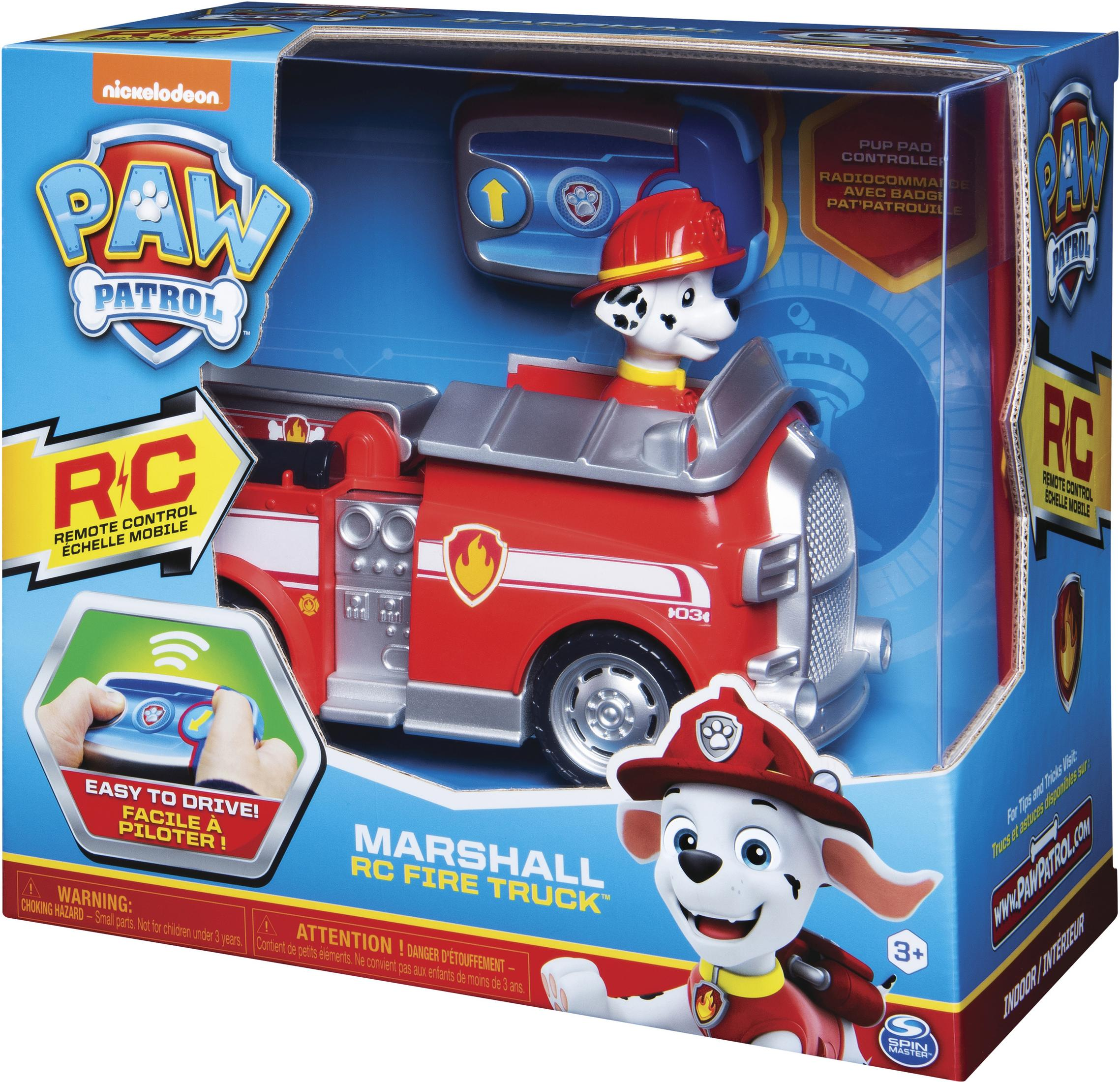 Un camión de bomberos RC Marshall de Paw Patrol en su caja. La caja tiene el logotipo de Paw Patrol e imágenes del juguete.