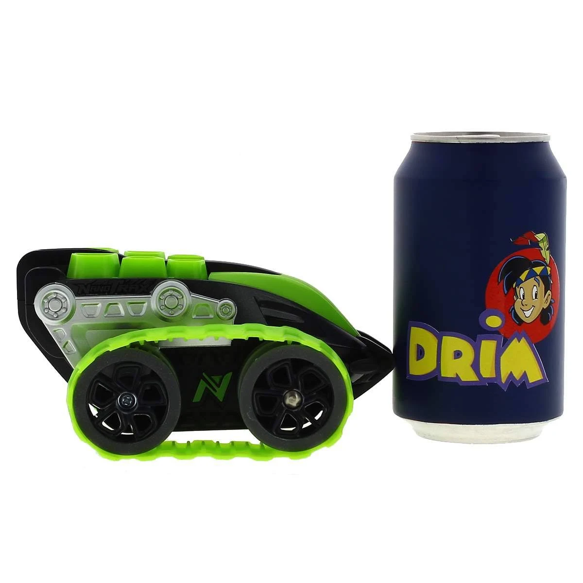 Un vehículo de juguete con orugas verdes y una lata de refresco DRIM. La lata es azul con un personaje de dibujos animados.