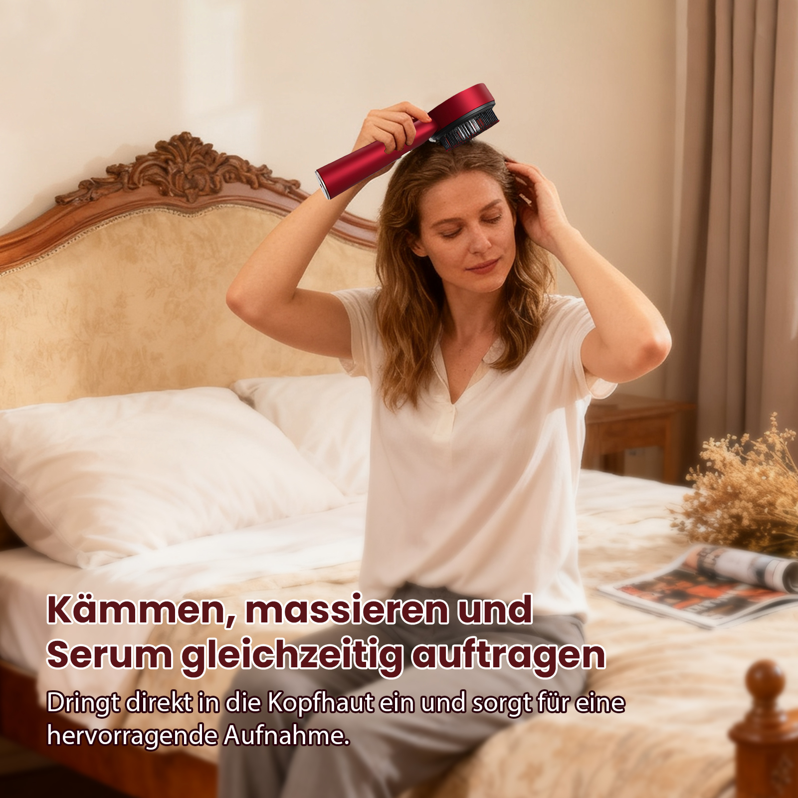 Eine Frau benutzt im Bett ein rotes Haarmassagegerät. Der Hintergrund umfasst ein Bett, Kissen und eine Zeitschrift.