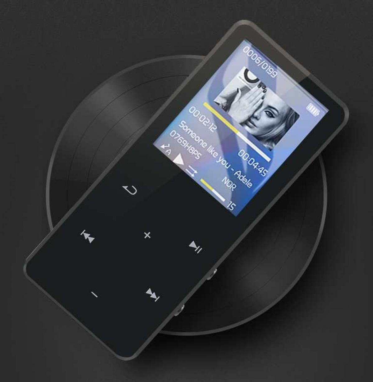 Ein schwarzer MP3-Player zeigt das Albumcover von Adele. Es ruht auf einer dunkelgrauen, kreisförmigen Basis mit sichtbaren Bedienelementen.