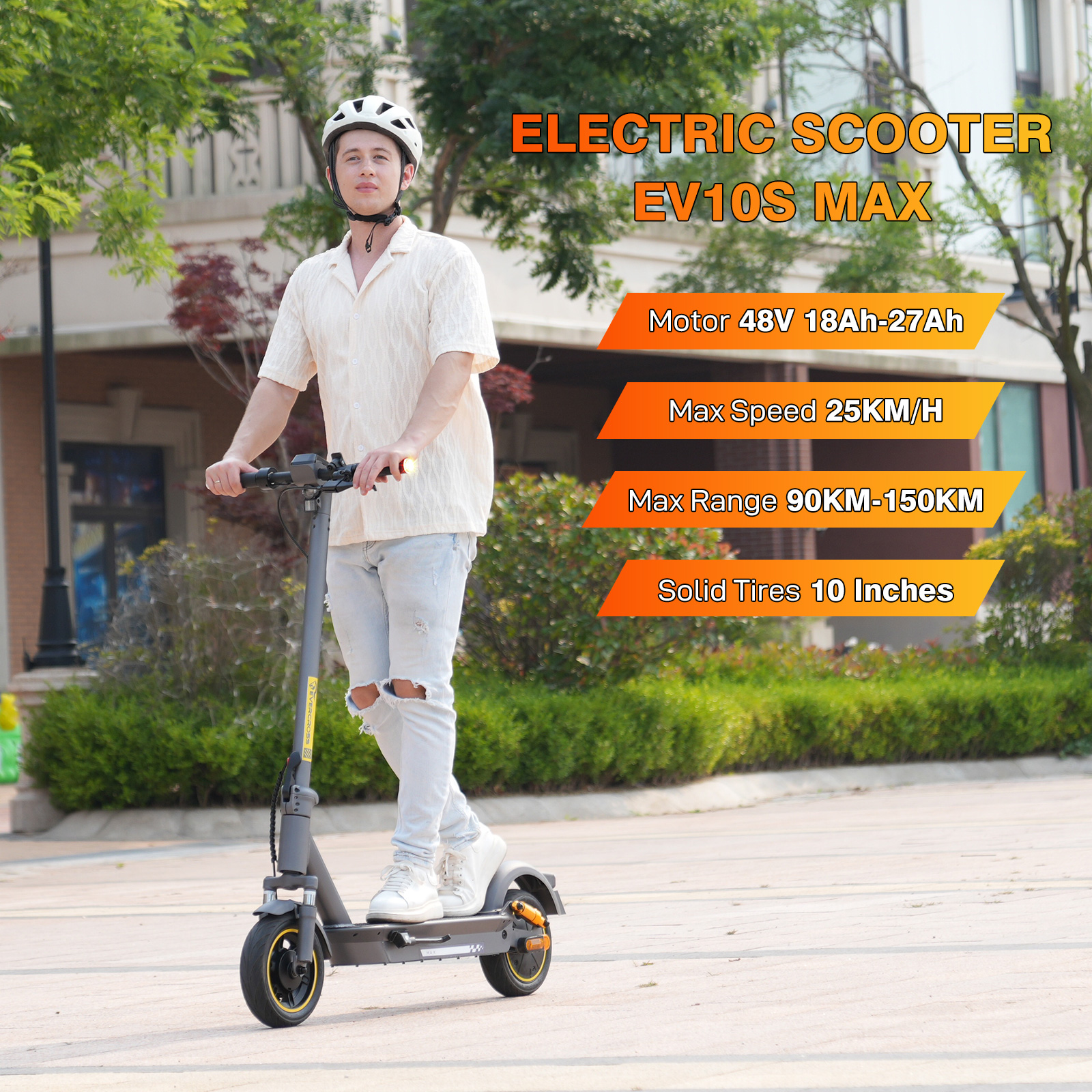 Een man met een helm rijdt op een elektrische scooter. Informatie over de specificaties staat achtergrond.