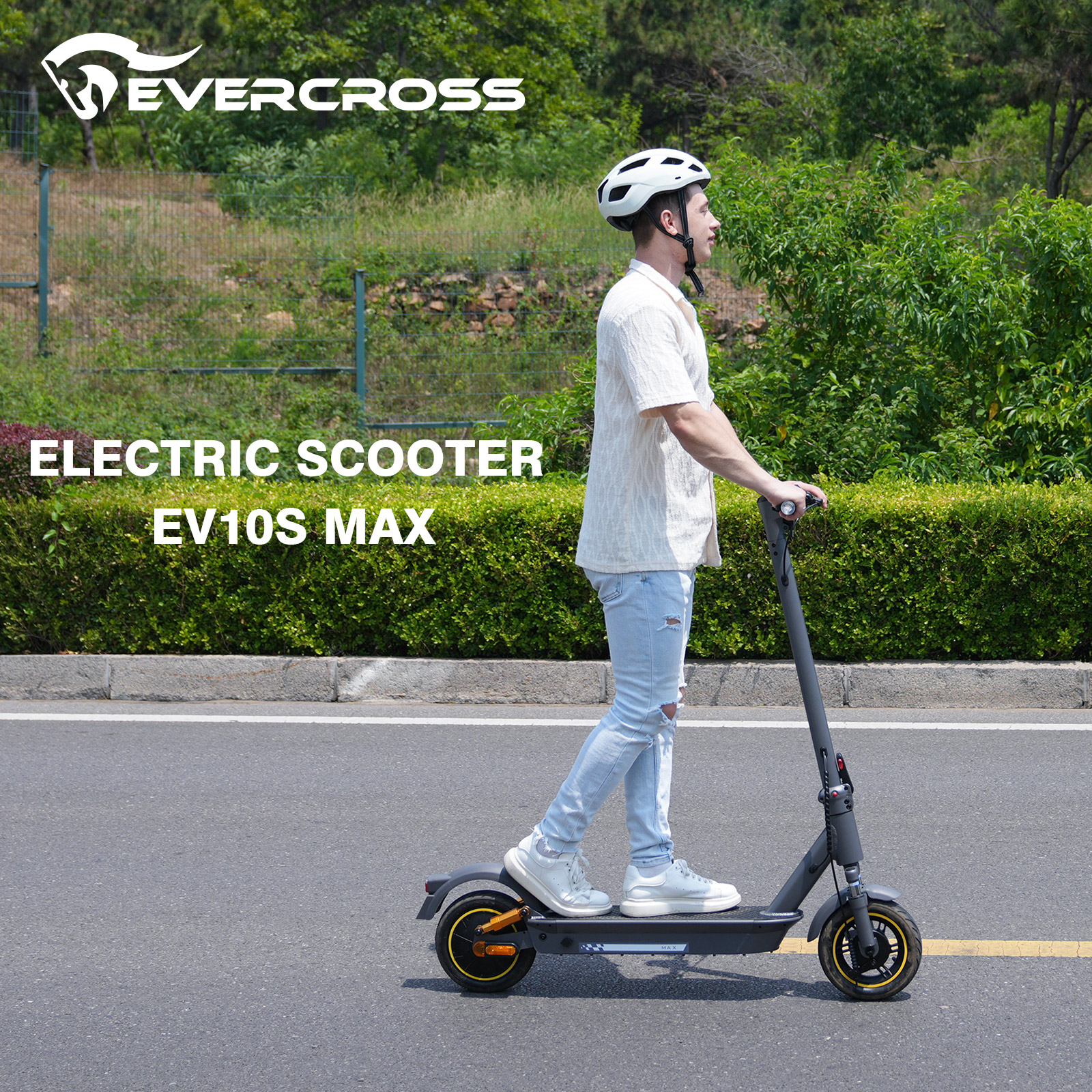Een man rijdt op een elektrische scooter op een weg. Hij draagt een helm. De achtergrond heeft struiken en het Evercross-logo.