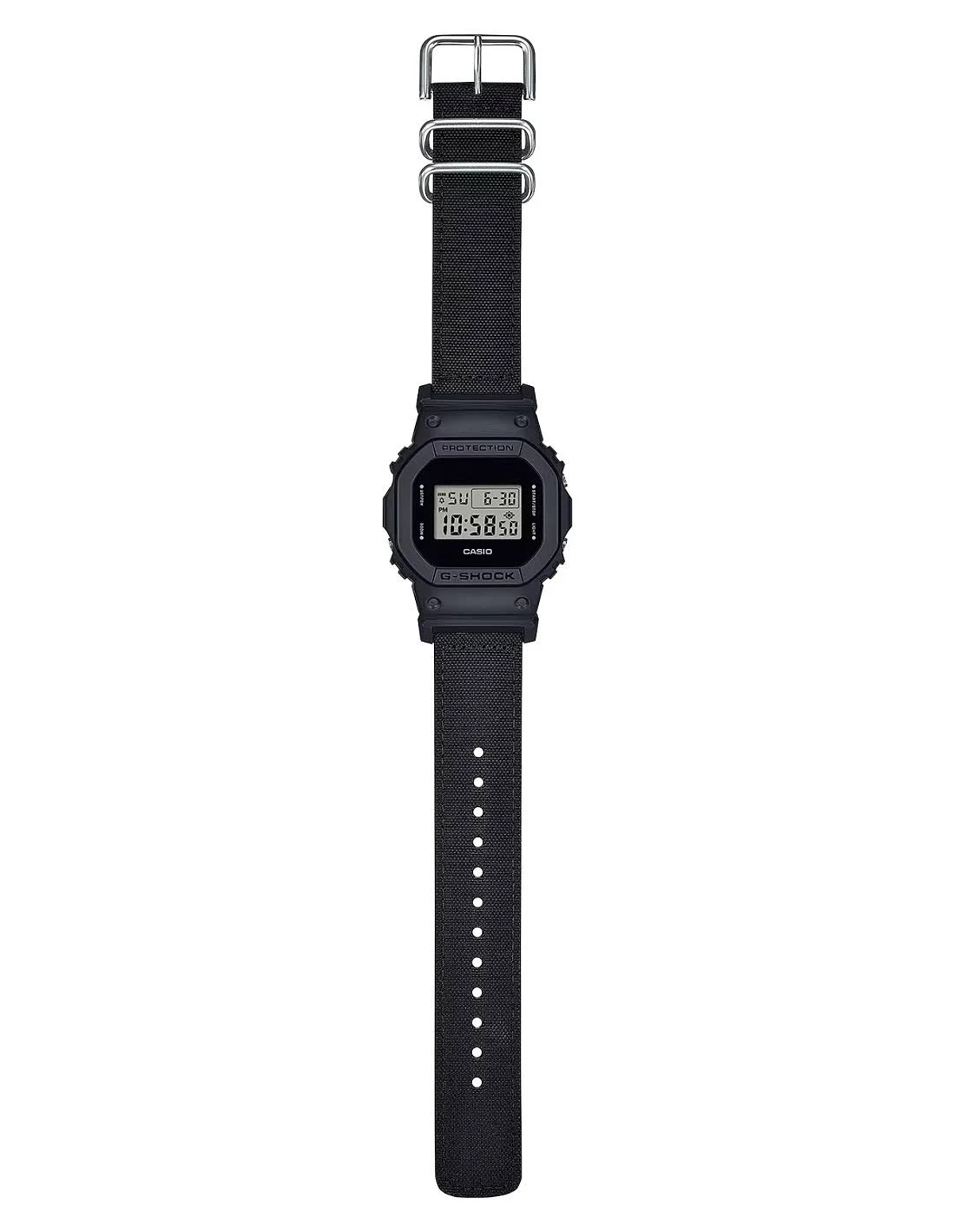 Un reloj G-Shock negro con correa negra, mostrando fecha y hora. La correa tiene una hebilla plateada.