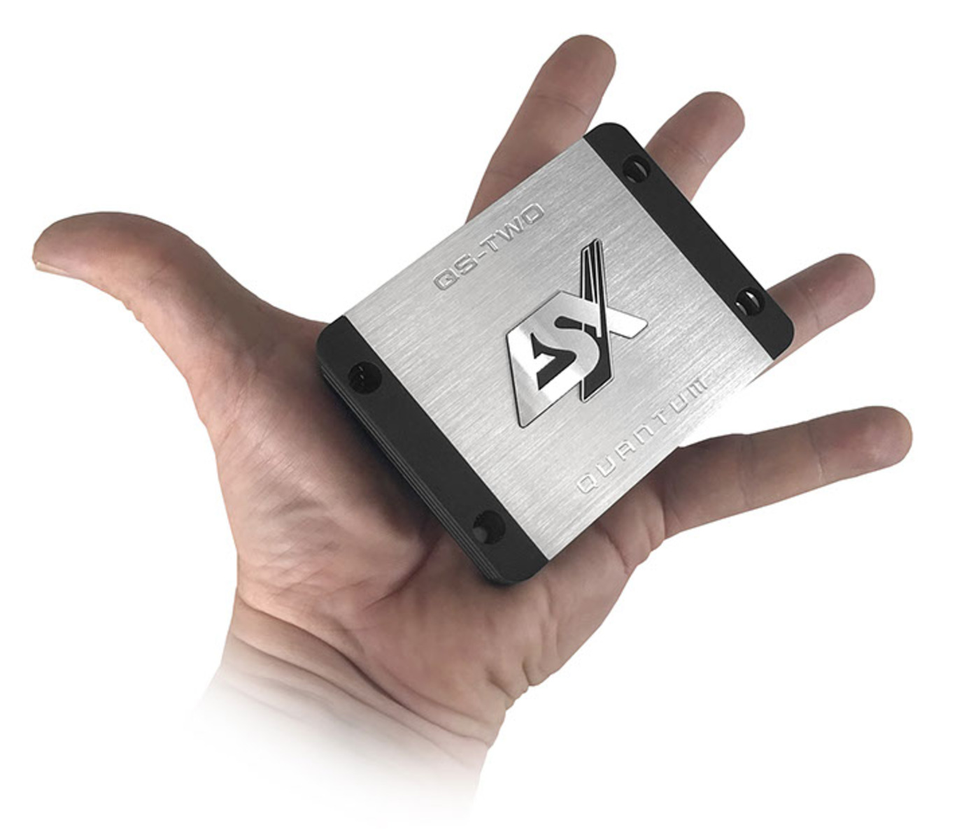 Hand hält ein silbernes und schwarzes Gerät. Auf dem Gerät befindet sich ein Logo mit einem 'S' in einem Quadrat, mit 'QS-TWO' und 'QUANTUM'.