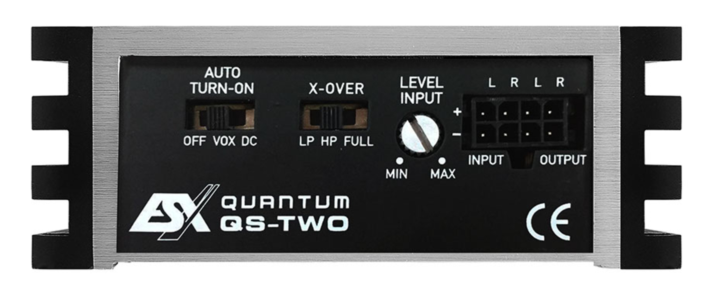 Schwarzer Audioverstärker mit silbernem Rahmen. Merkmale sind Schalter, Knöpfe und Eingangs-/Ausgangsanschlüsse. Text: Quantum QS-TWO, CE.