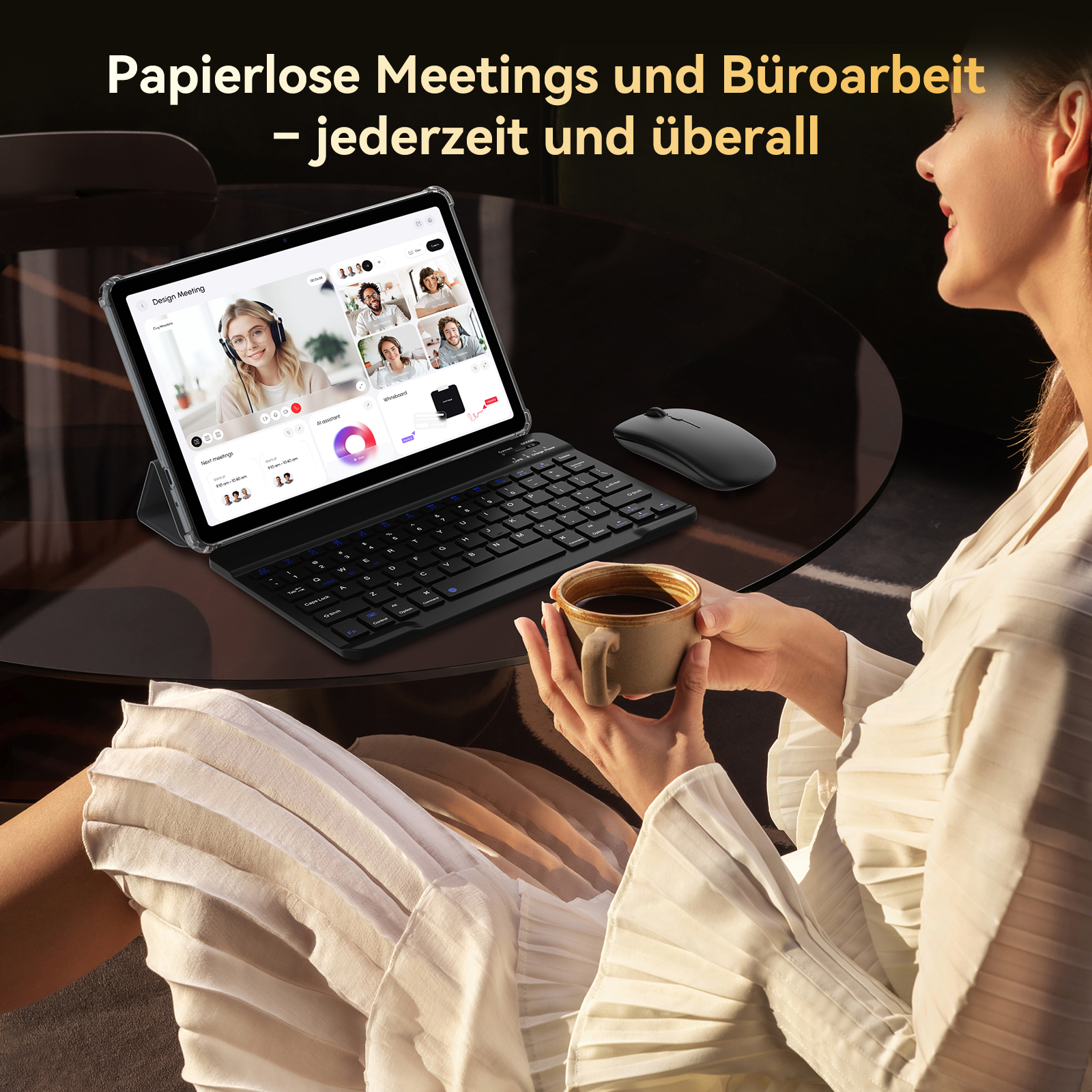 Eine Frau hält Kaffee und nutzt ein Tablet für einen Videoanruf. Maus und Tastatur liegen auf dem Tisch.