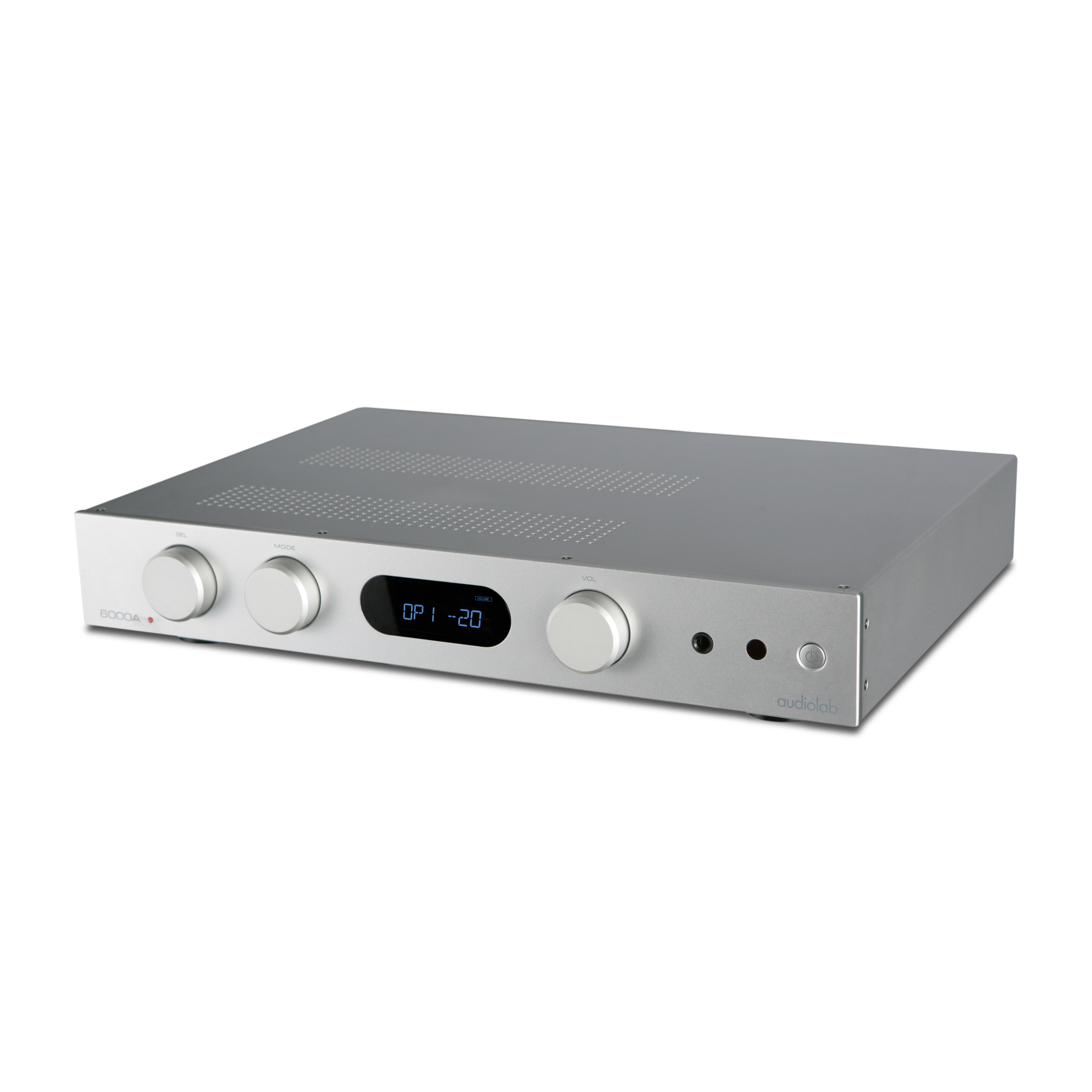 Een zilveren Audiolab 6000A versterker. Hij heeft knoppen, een display met 'OP 1 -20' en het Audiolab logo.