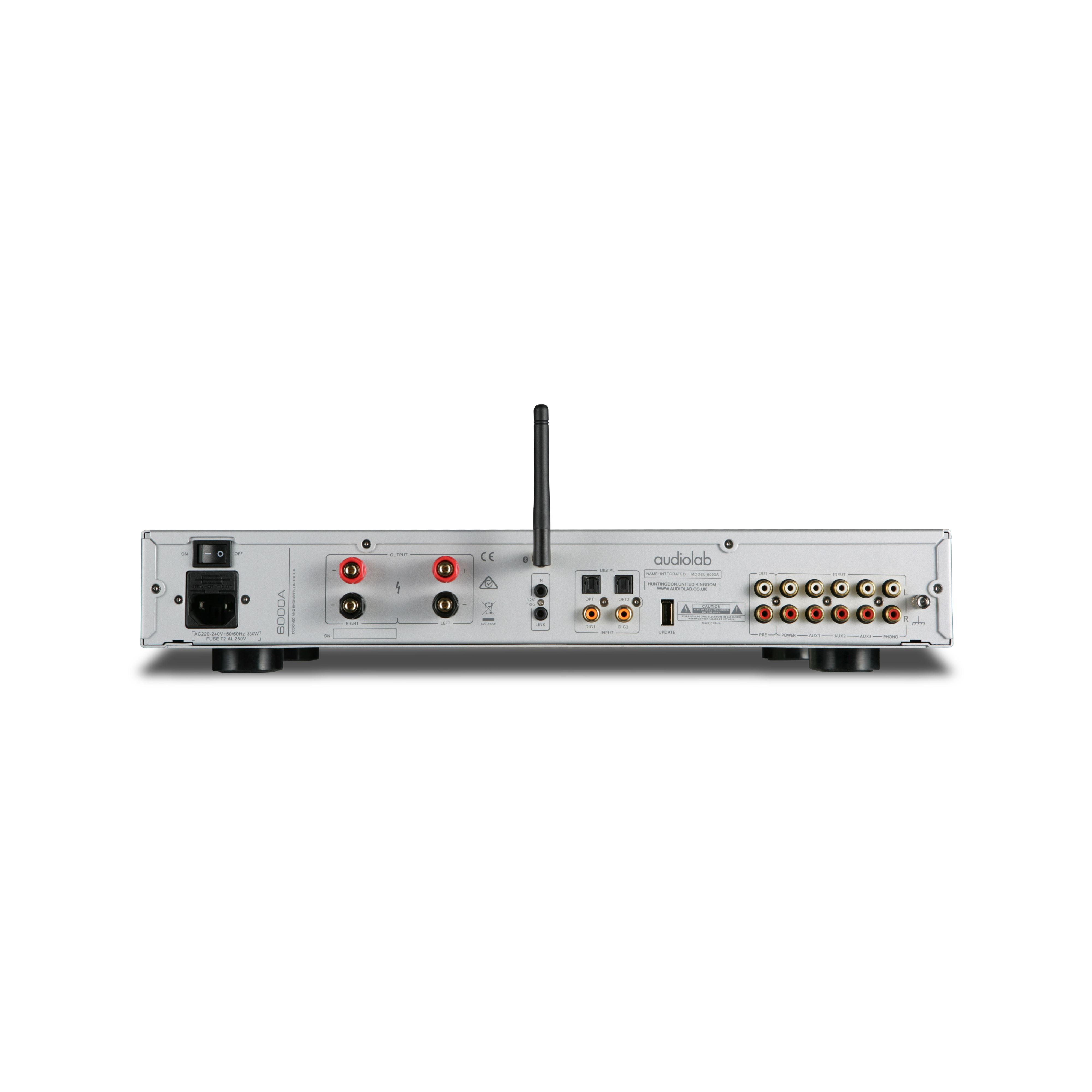 Achteraanzicht van een zilveren audioversterker met diverse in- en uitgangen, een schakelaar en een antenne.